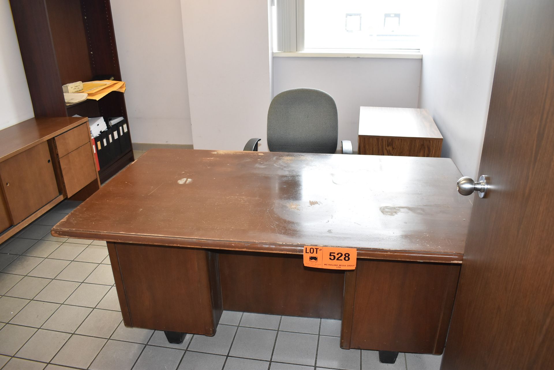 LOT/ CONTENTS OF OFFICE CONSISTING OF DESK WITH OFFICE CHAIR, CREDENZA, BOOKSHELVES