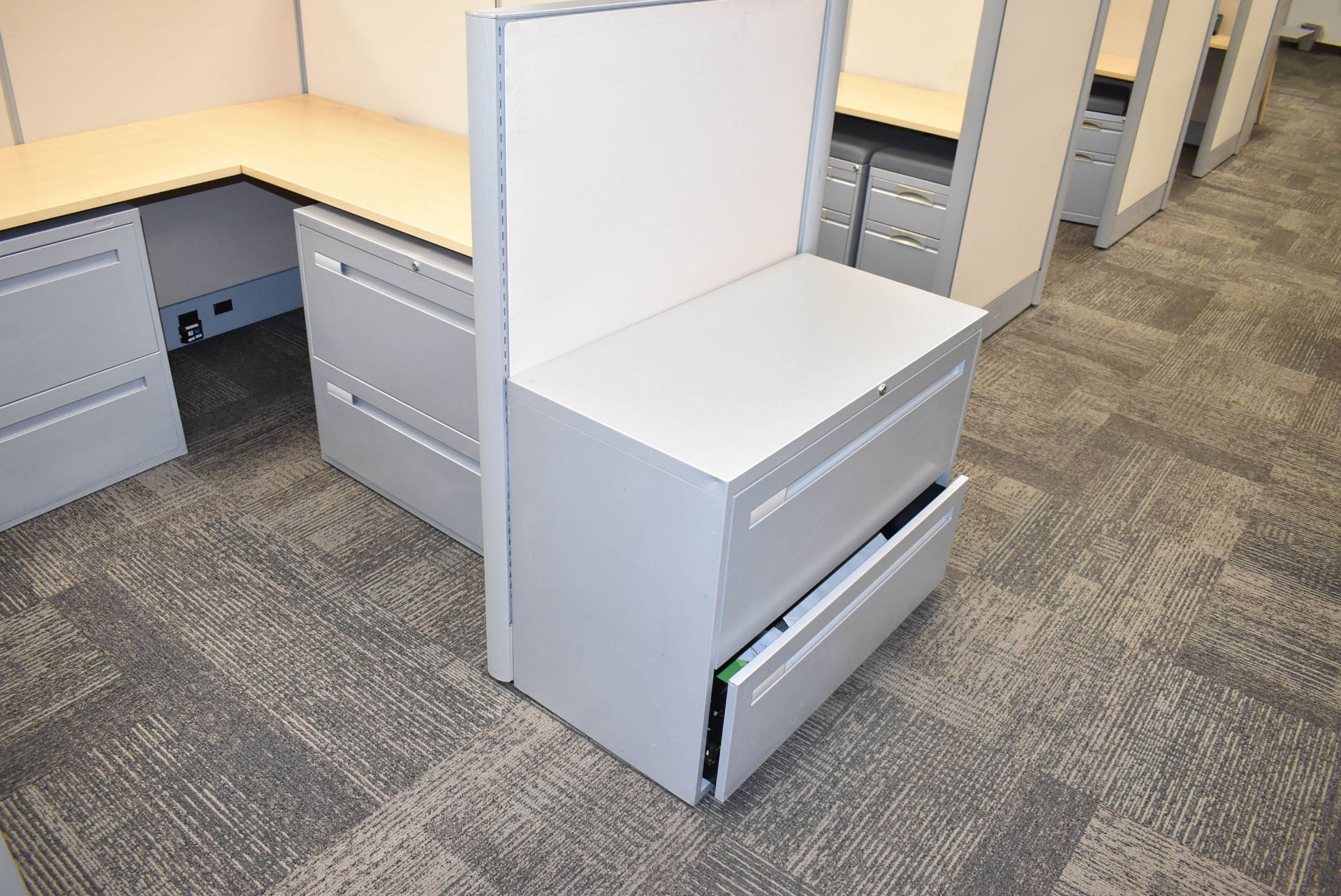 LOT/ (6) CUBICLE WORKSTATIONS WITH ASSOCIATED OFFICE CHAIRS & FILE CABINETS - Image 3 of 9