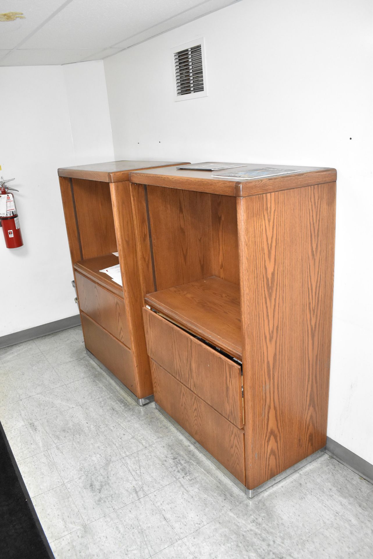 LOT/ CONTENTS OF BREAK ROOM CONSISTING OF TABLES & CHAIRS, LOCKERS, WOODEN CABINETS AND APPLIANCES - Image 4 of 4