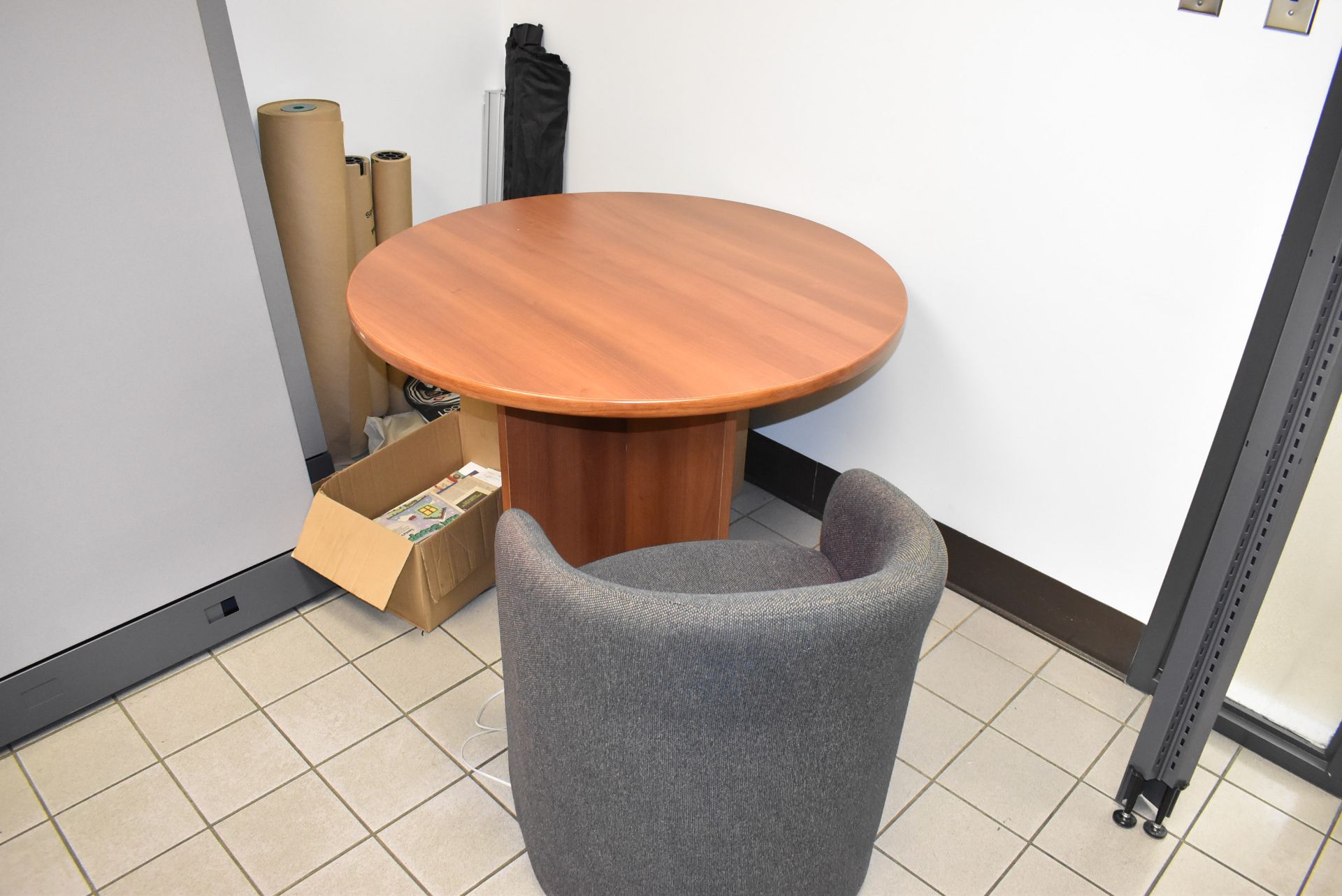 LOT/ CONTENTS OF OFFICE CONSISTING OF DESK WITH OFFICE CHAIR, COUCH, ROUND TABLE WITH CHAIR, STORAGE - Image 3 of 5