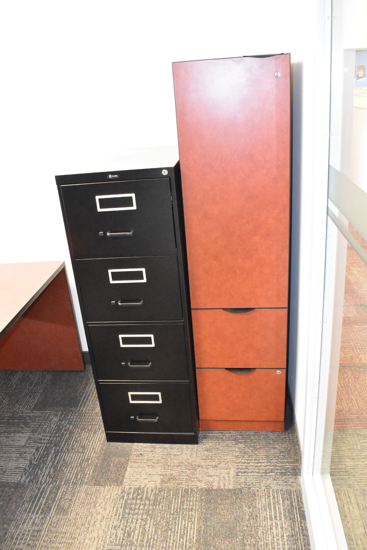 LOT/ CONTENTS OF OFFICE CONSISTING OF DESK WITH OFFICE CHAIR, 4-DRAWER FILE CABINET & STORAGE - Image 2 of 2