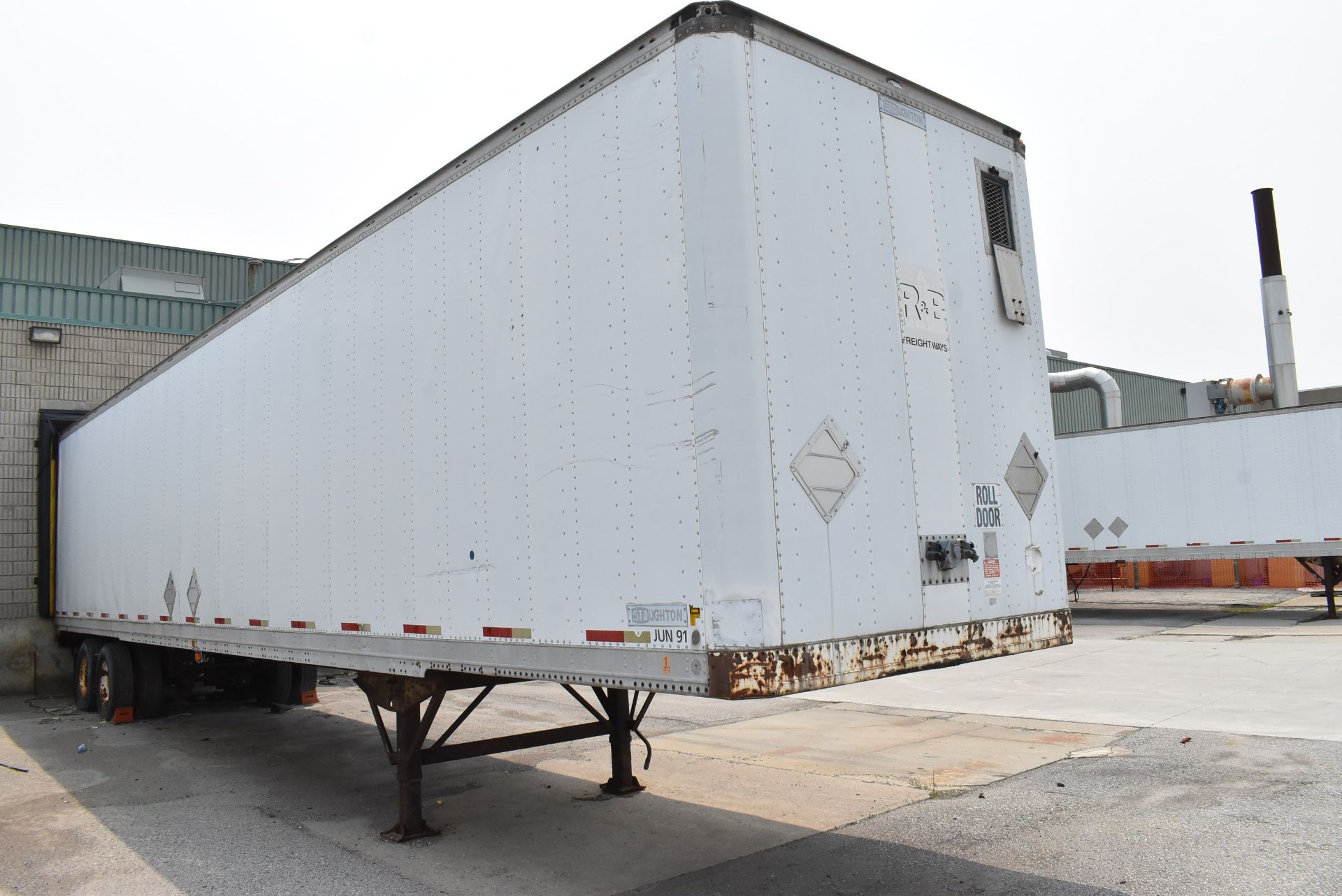 STOUGHTON AVW-485T-S-C 53' DRY VAN STORAGE TRAILER WITH REMAINING CONTENTS, VIN: - Image 2 of 12