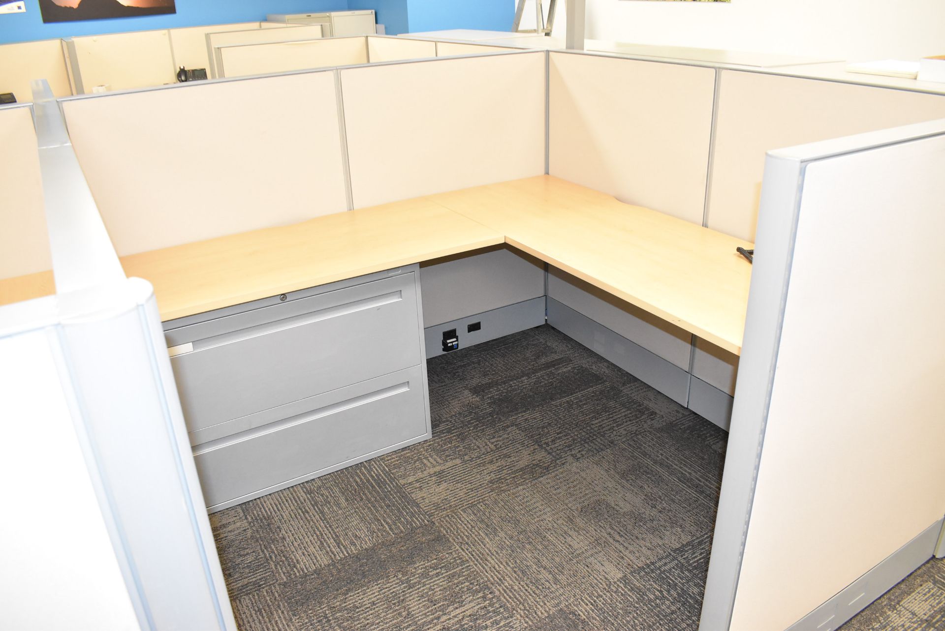 LOT/ (6) CUBICLE WORKSTATIONS WITH ASSOCIATED OFFICE CHAIRS & FILE CABINETS - Image 6 of 9