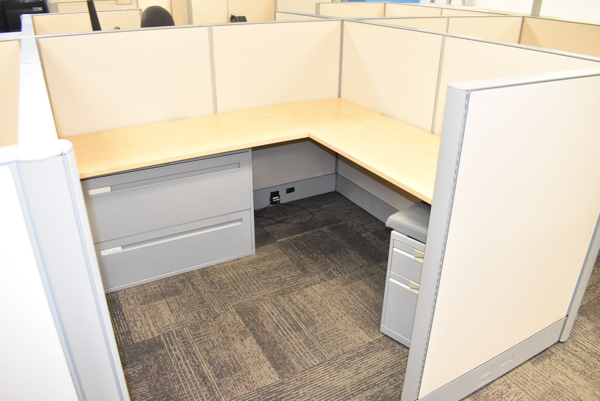LOT/ (6) CUBICLE WORKSTATIONS WITH ASSOCIATED OFFICE CHAIRS & FILE CABINETS - Image 5 of 9