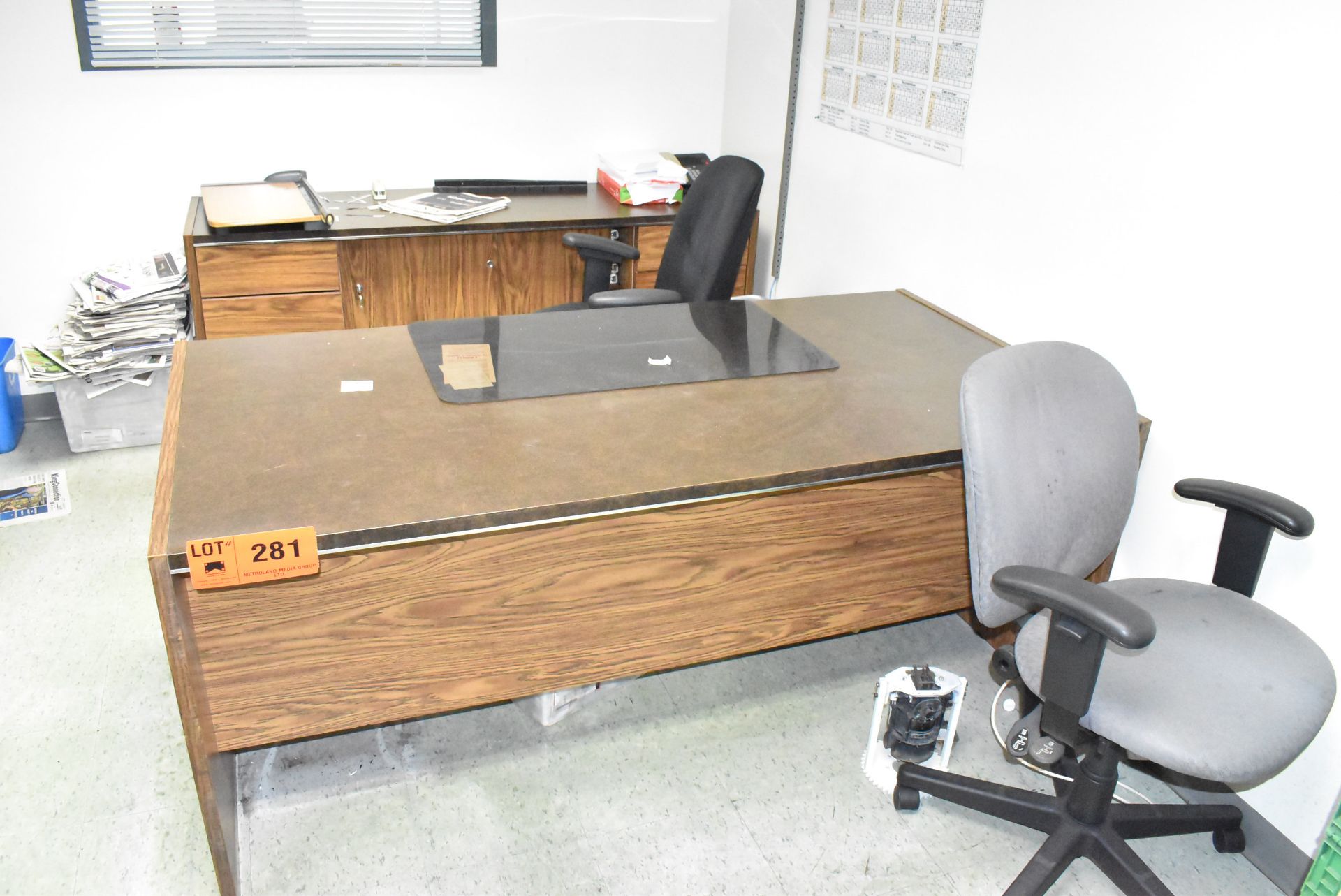 LOT/ CONTENTS OF OFFICE - INCLUDING HIGHBOY CABINET WITH SUPPLIES, METAL SHELF, DESK, CREDENZA & - Image 3 of 4