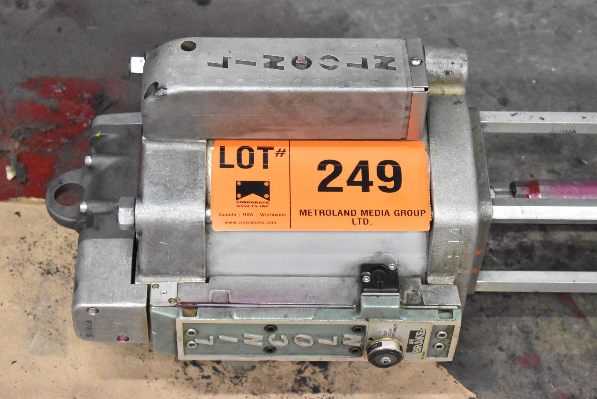 LINCOLN MODEL 84808 8" PNEUMATIC TRANSFER PUMP [RIGGING FEE FOR LOT #249 - $125 CAD PLUS - Image 2 of 3