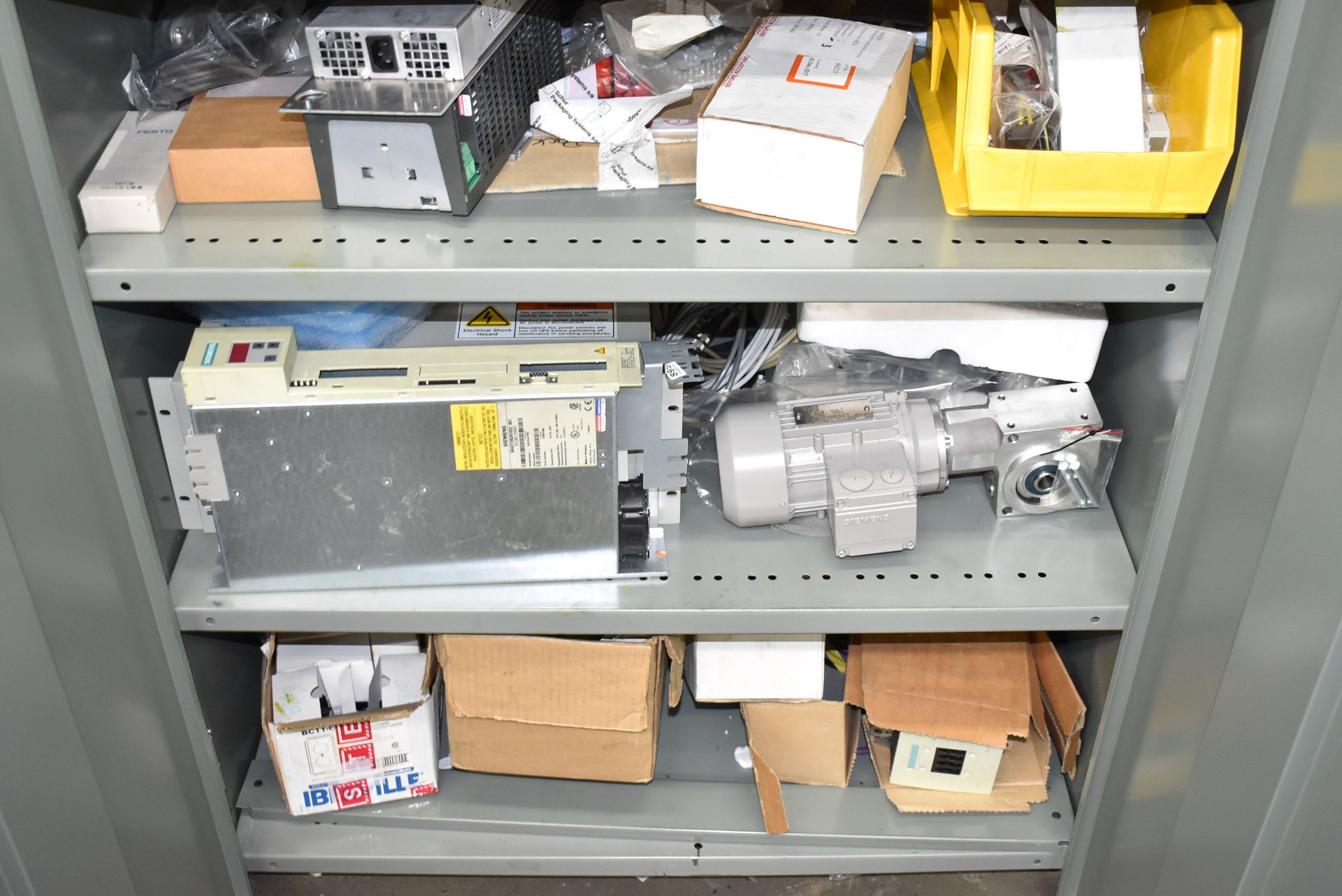 LOT/ HIGHBOY CABINET WITH CONTENTS - INCLUDING SIEMENS COMPONENTS, CONTROL MODULES, ELECTRIC - Image 6 of 8