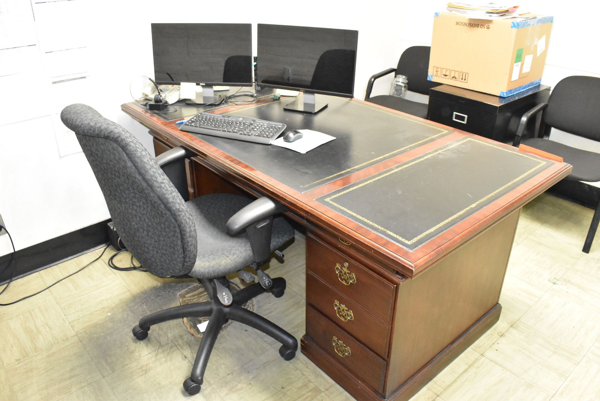 LOT/ CONTENTS OF OFFICE (FURNITURE ONLY) - INCLUDING (2) DESKS, OFFICE CHAIR, (2) WAITING ROOM - Image 3 of 4