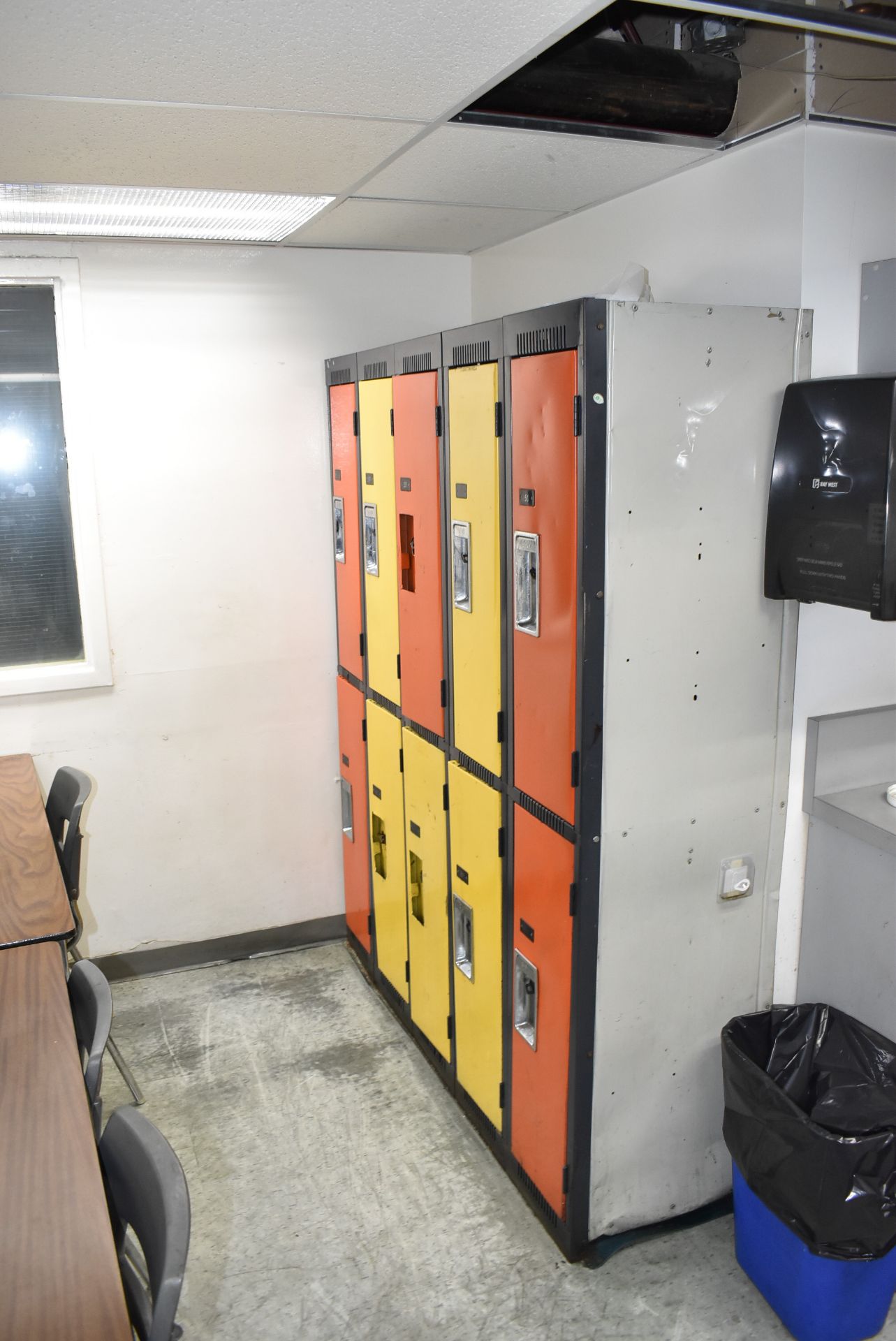 LOT/ CONTENTS OF BREAK ROOM CONSISTING OF TABLES & CHAIRS, LOCKERS, WOODEN CABINETS AND APPLIANCES - Image 3 of 4