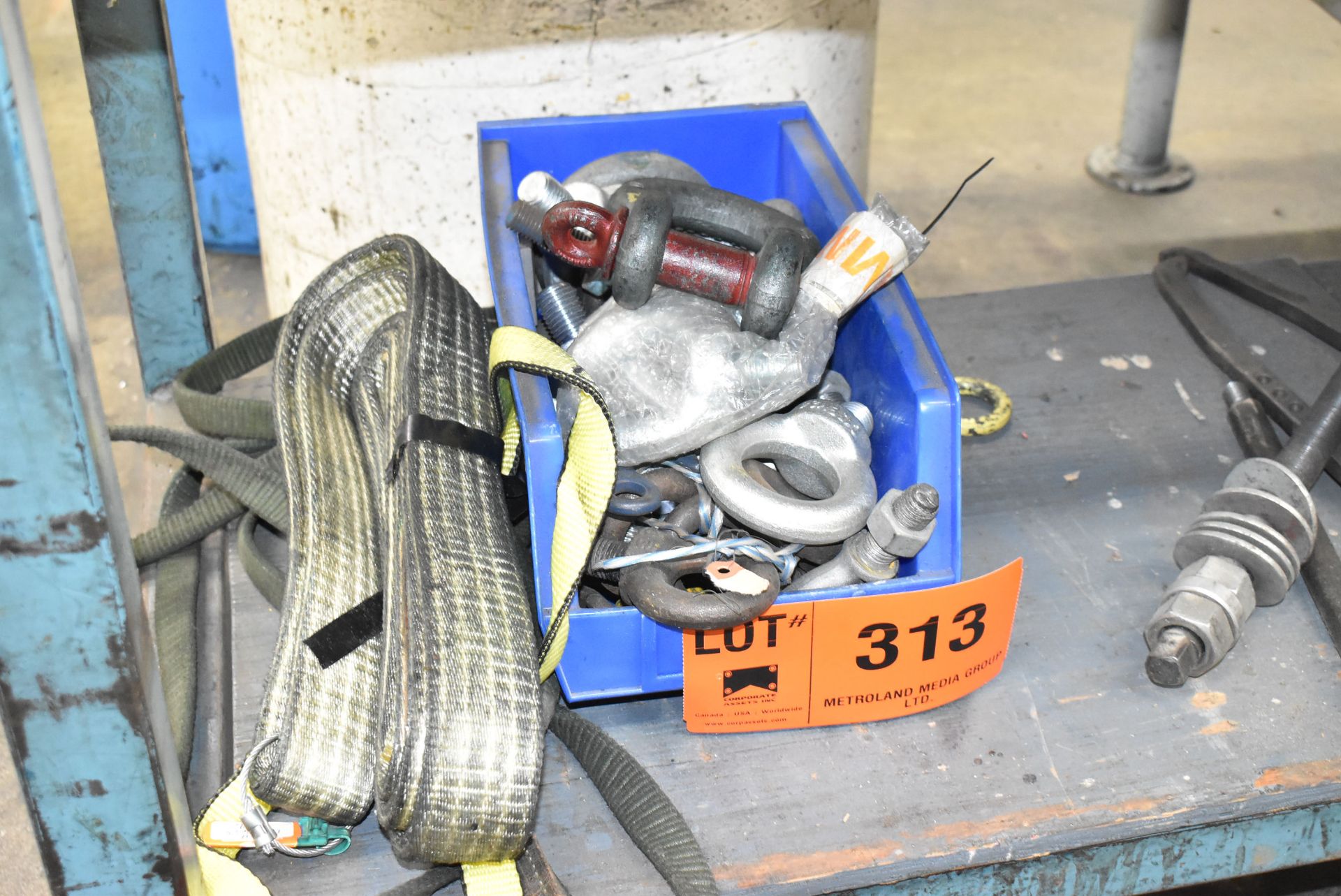 LOT/ REMAINING CONTENTS OF WORK BENCH - INCLUDING LIFTING SUPPLIES, CABLE, SURPLUS MATERIAL - Image 2 of 3