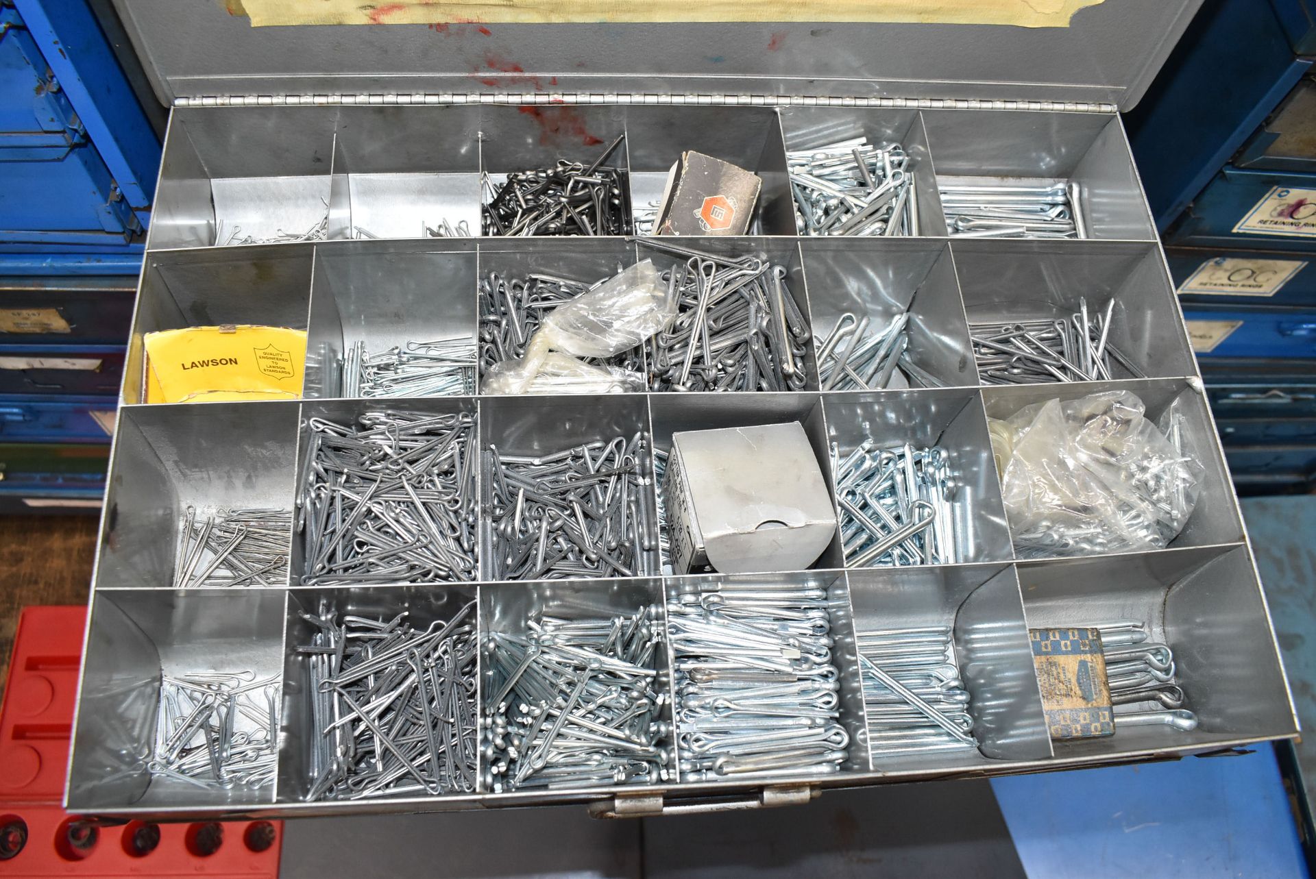 LOT/ MULTI-DRAWER STORAGE CABINET WITH STAND & CONTENTS - INCLUDING ROLLER CHAIN LINKS, PINS, - Image 8 of 10