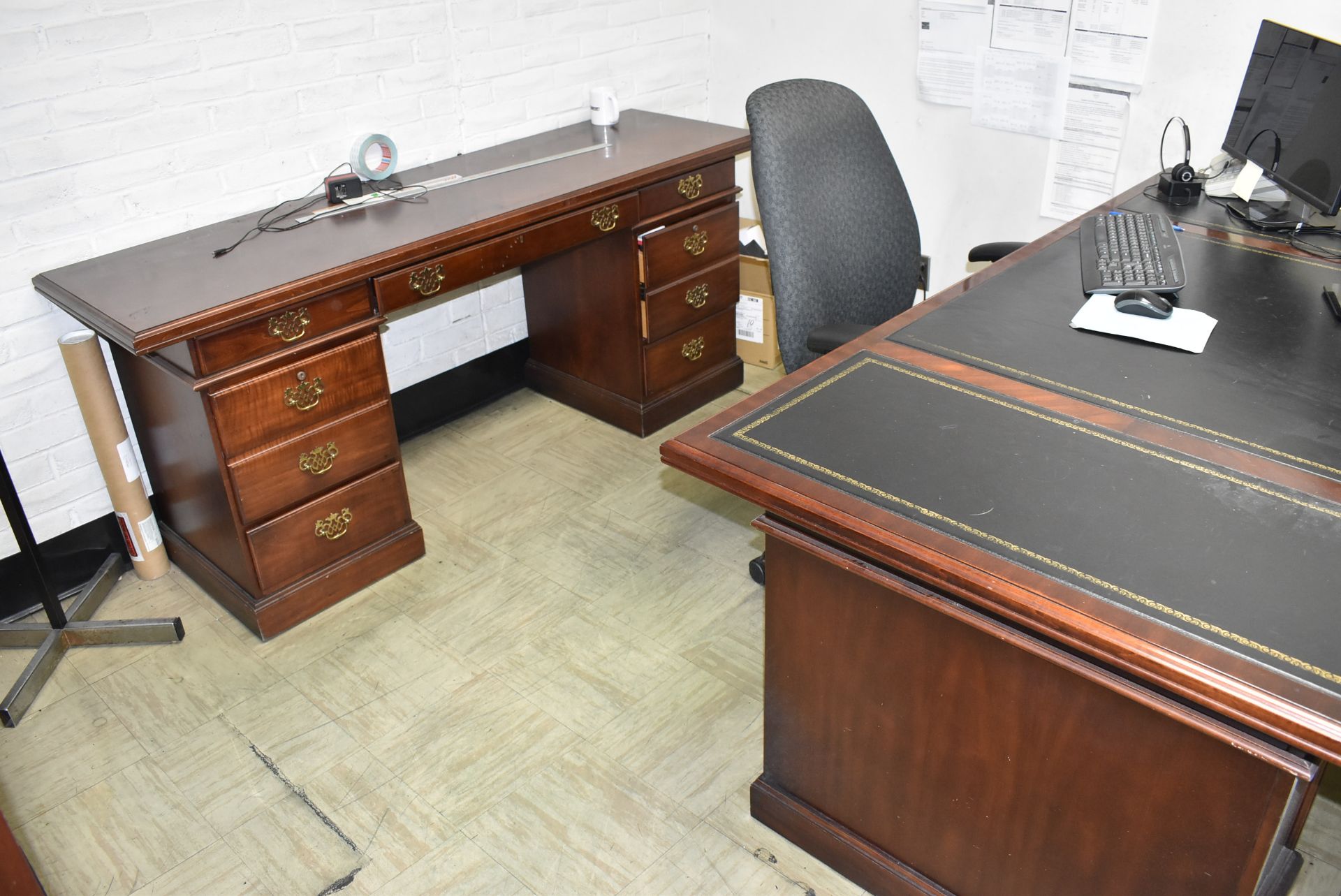 LOT/ CONTENTS OF OFFICE (FURNITURE ONLY) - INCLUDING (2) DESKS, OFFICE CHAIR, (2) WAITING ROOM - Image 2 of 4