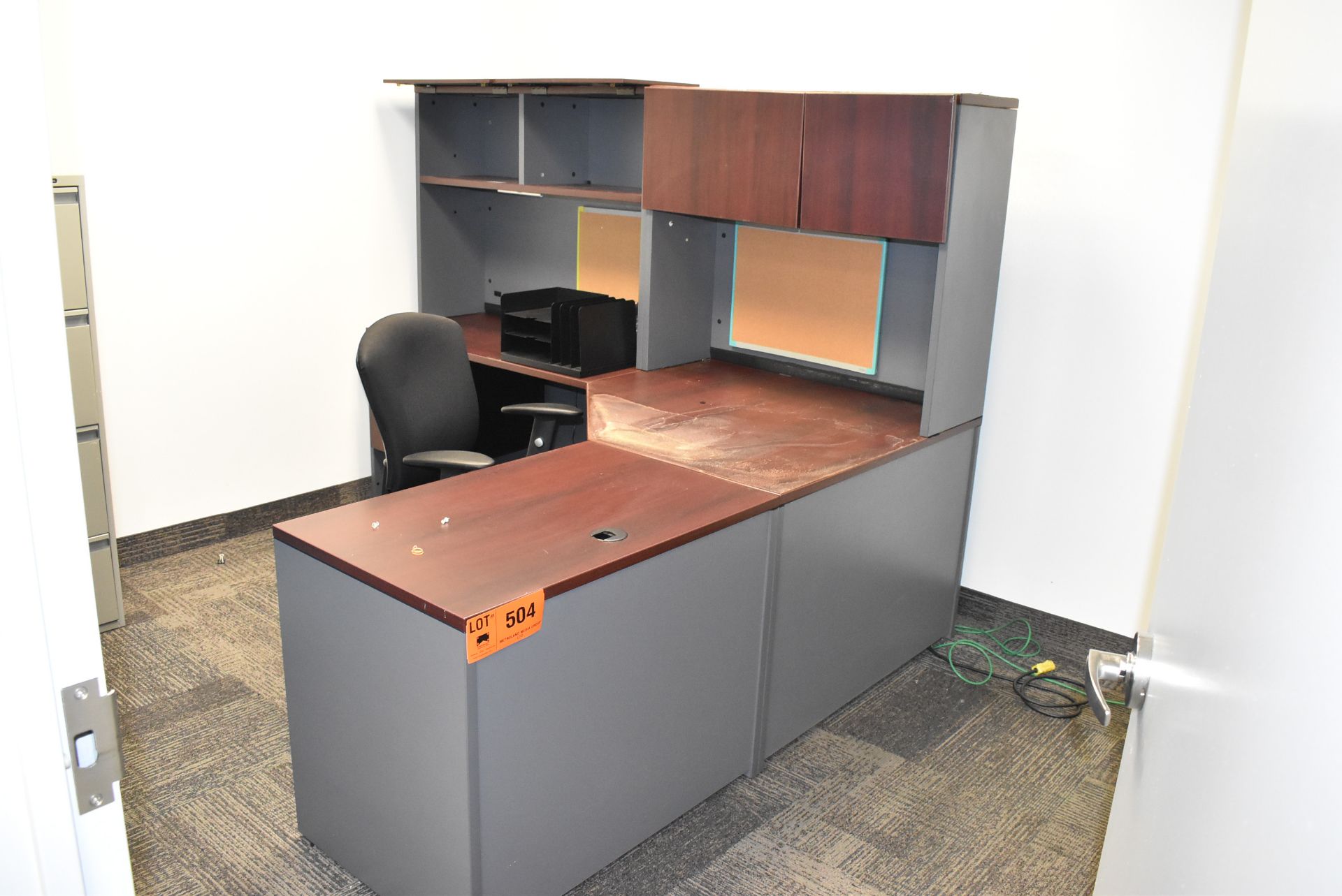 LOT/ CONTENTS OF OFFICE CONSISTING OF DESK WITH OFFICE CHAIR, OVERHEAD DESK HUTCH, 4-DRAWER
