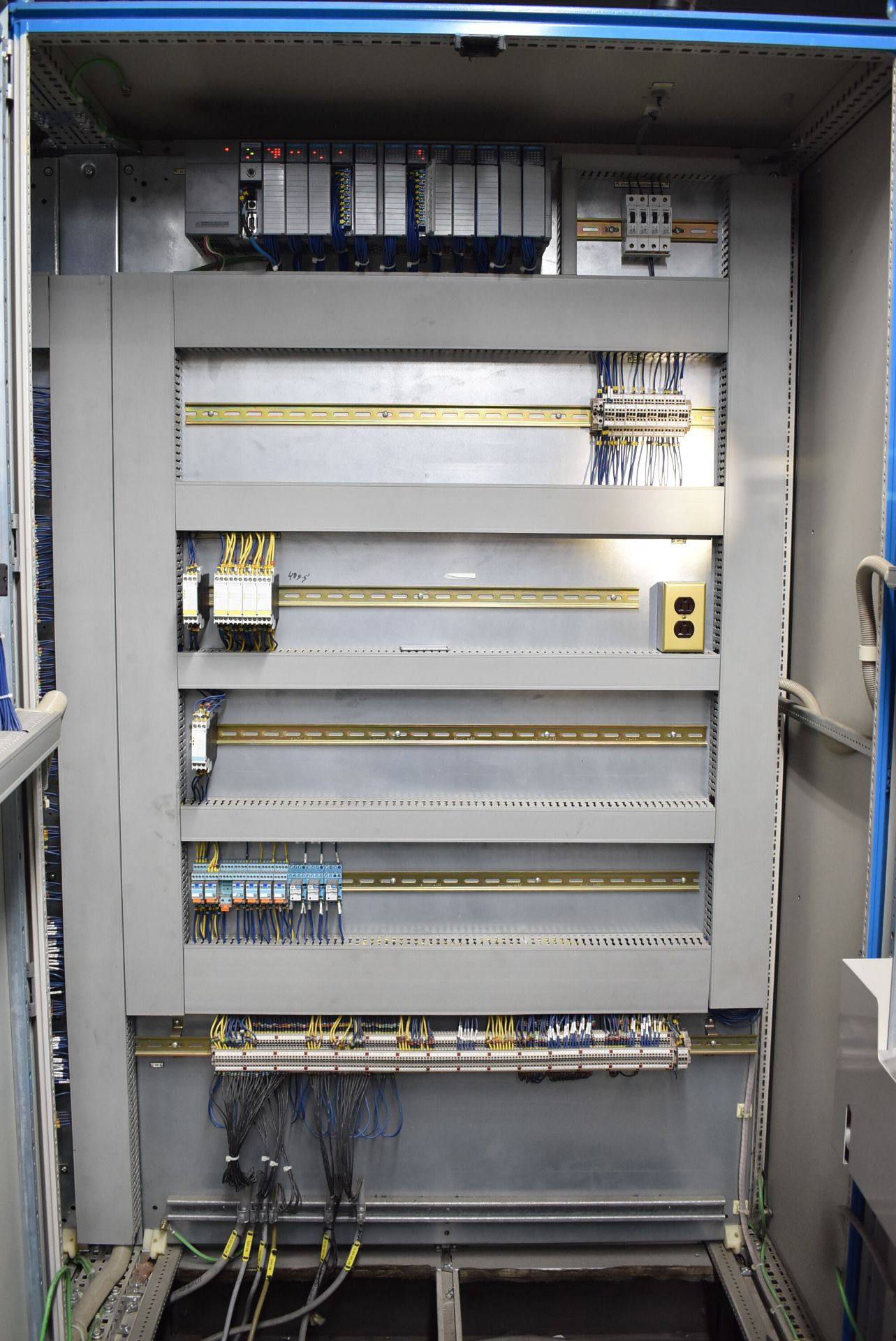 SCHUR BCS UL PALLETIZING & PACKAGING CELL CONTROL CABINET WITH ALLEN BRADLEY PANELVIEW 550 TOUCH - Image 3 of 10
