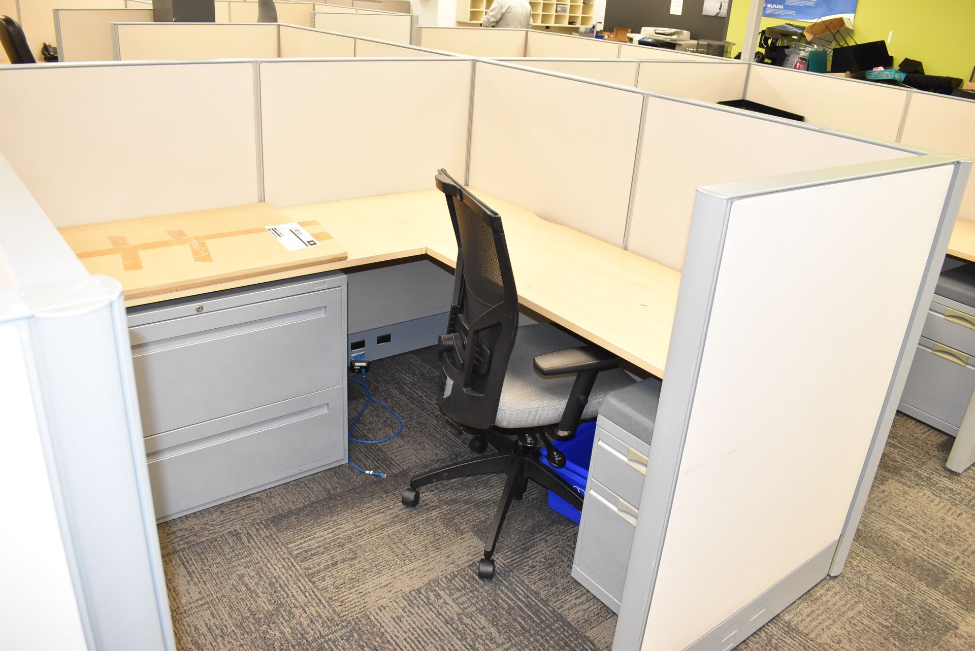 LOT/ (10) CUBICLE WORKSTATIONS WITH ASSOCIATED OFFICE CHAIRS & FILE CABINETS - Image 3 of 11