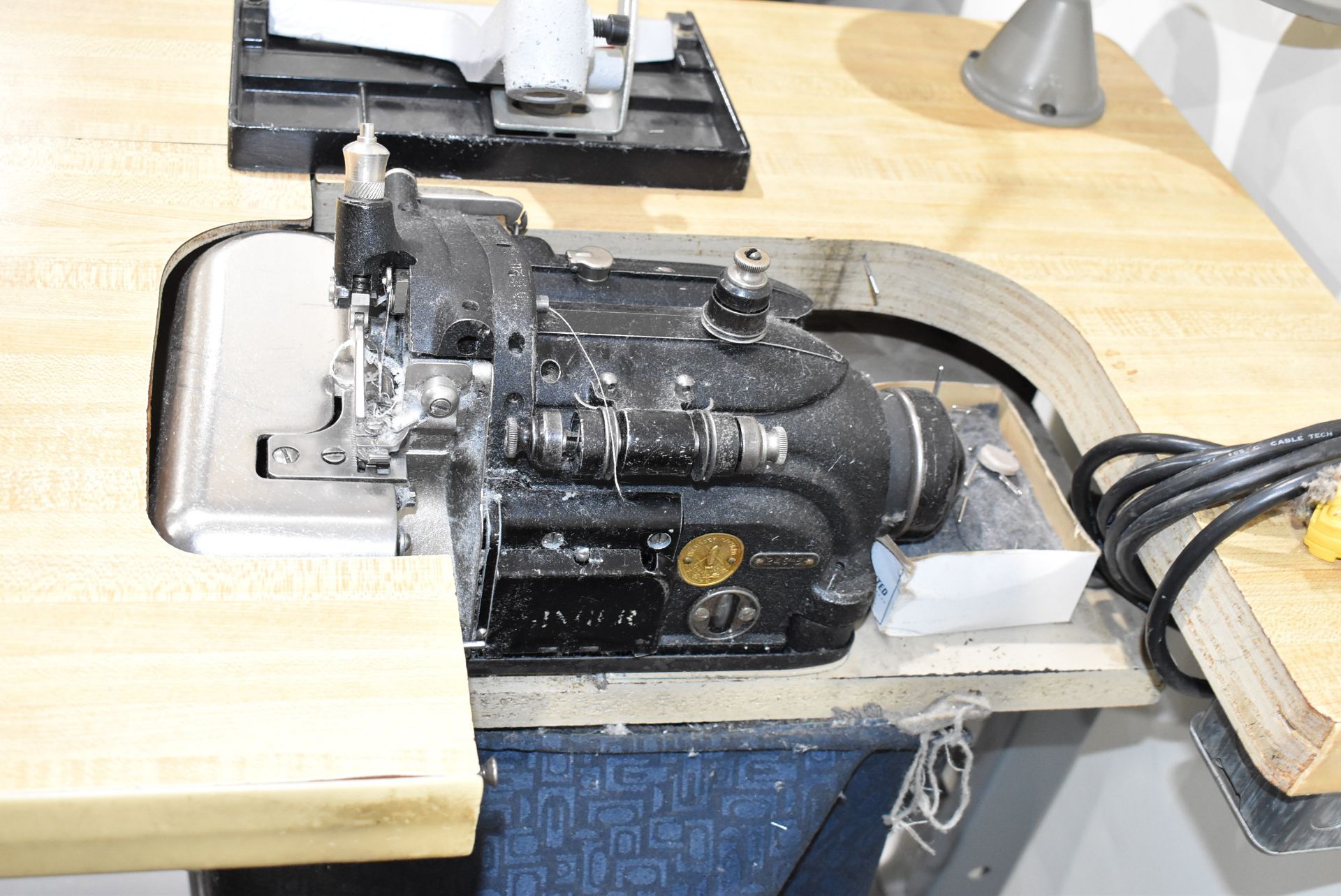 SINGER 246-5 SEWING MACHINE WITH TABLE, S/N N/A [RIGGING FEES FOR LOT #176 - $75 CAD PLUS APPLICABLE - Image 2 of 3