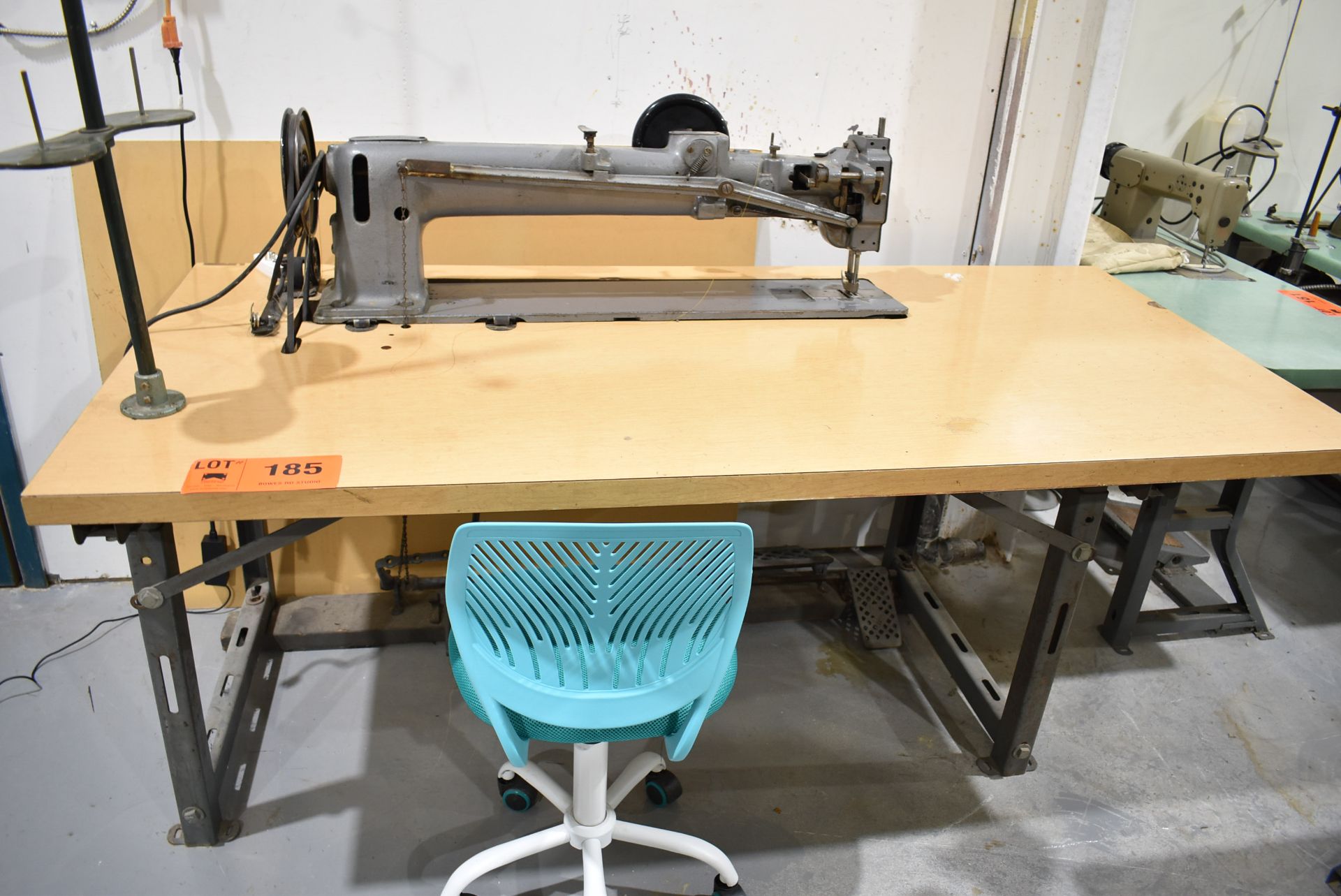 SINGER I44W305 SEWING MACHINE WITH TABLE, S/N N/A [RIGGING FEES FOR LOT #185 - $75 CAD PLUS