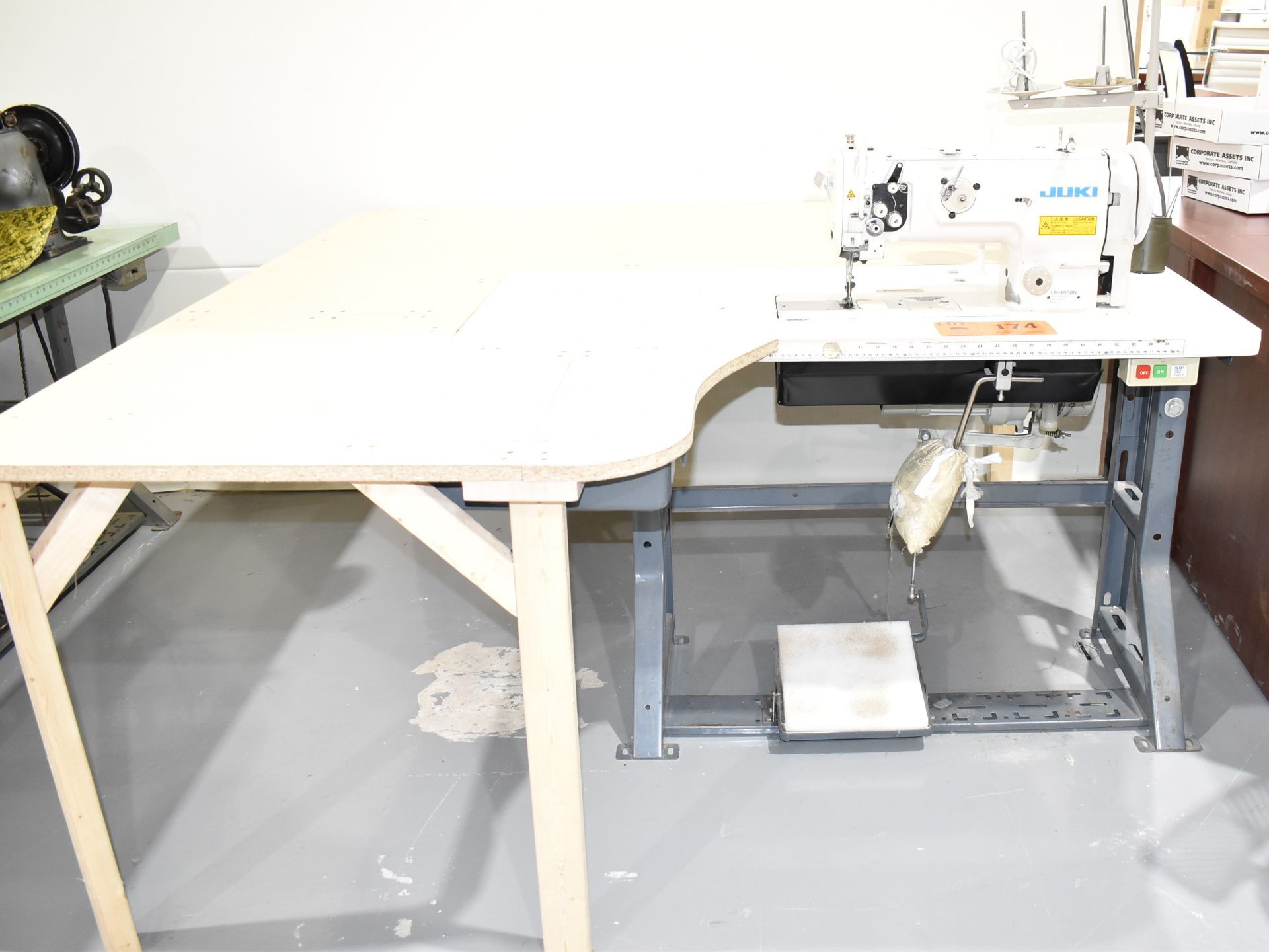 JUKI LU-1508N SEWING MACHINE WITH TABLE, S/N LU0FF06441 [RIGGING FEES FOR LOT #174 - $75 CAD PLUS