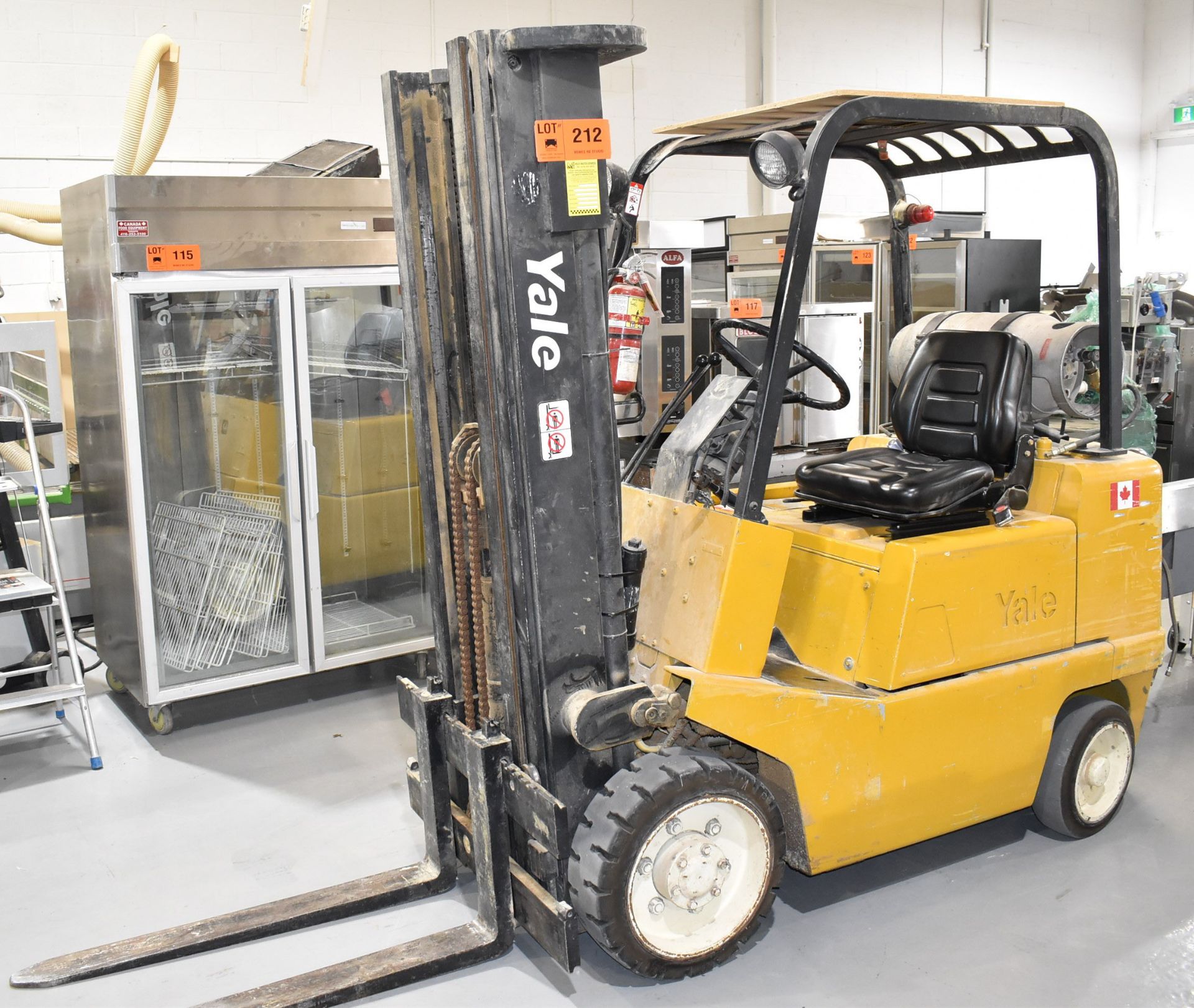 YALE GLC050PCJUAE083 5,000 LB CAPACITY LPG FORKLIFT WITH 190" MAX. VERTICAL REACH, CUSHION TIRES, - Image 2 of 15