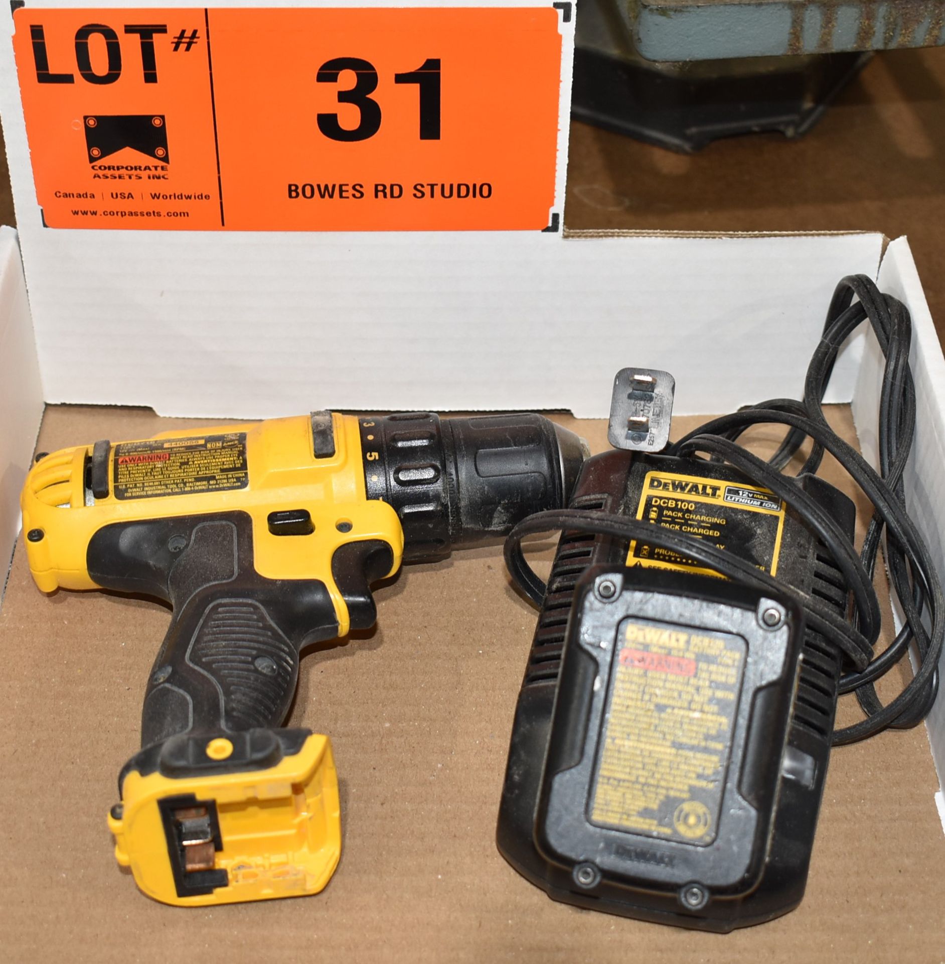 LOT/ DEWALT DCD710 3/8" CORDLESS DRILL WITH BATTERY & CHARGER