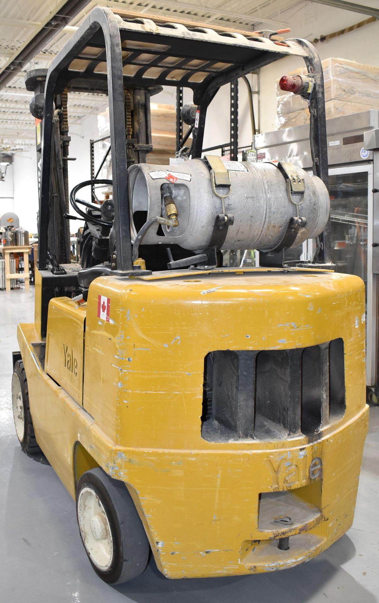 YALE GLC050PCJUAE083 5,000 LB CAPACITY LPG FORKLIFT WITH 190" MAX. VERTICAL REACH, CUSHION TIRES, - Image 4 of 15