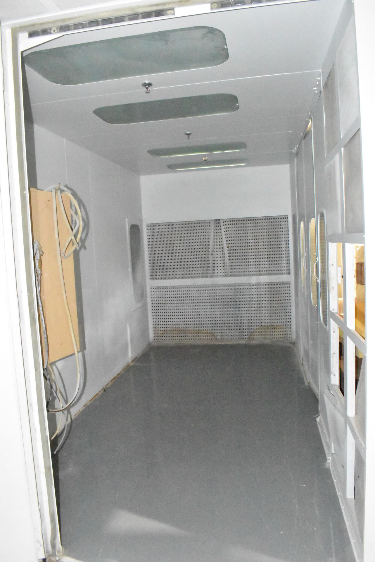 UNITED SPRAY BOOTHS DUAL ENCLOSURE PAINT SPRAY BOOTH WITH 252" X 168" MAIN ENCLOSURE WITH 102" X - Image 4 of 10