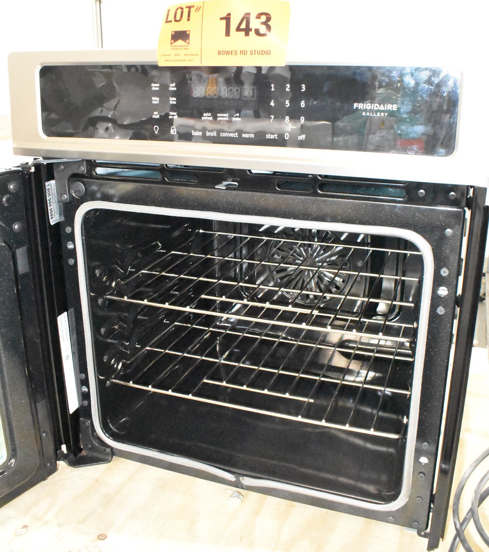 FRIGIDAIRE FGEW276SPFB GALLERY OVEN, S/N AF93103222 [RIGGING FEES FOR LOT #143 - $25 CAD PLUS - Image 5 of 6