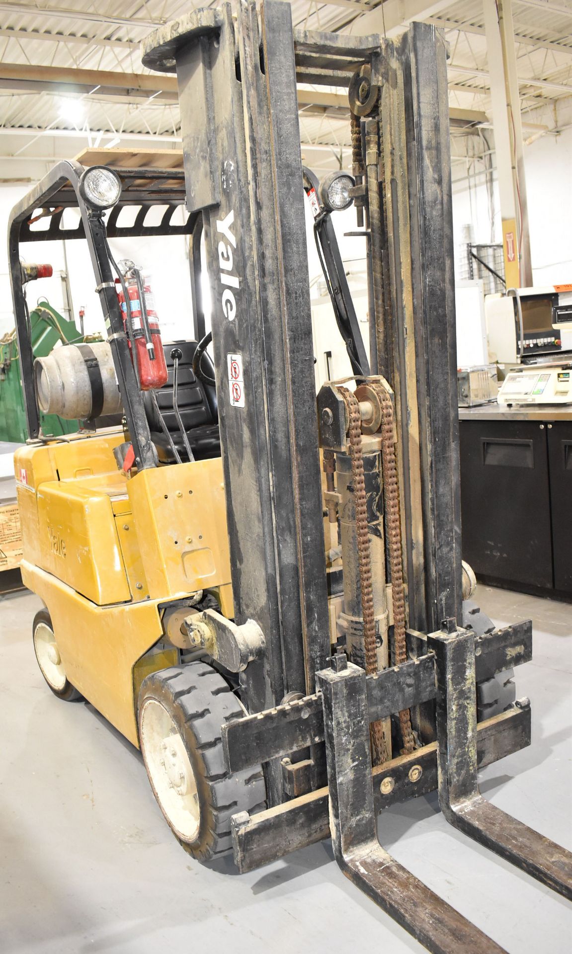 YALE GLC050PCJUAE083 5,000 LB CAPACITY LPG FORKLIFT WITH 190" MAX. VERTICAL REACH, CUSHION TIRES, - Image 10 of 15