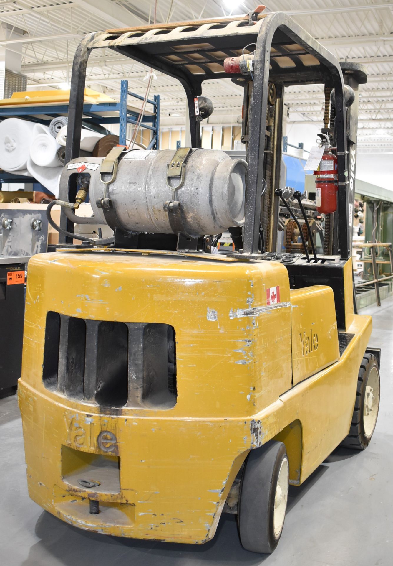 YALE GLC050PCJUAE083 5,000 LB CAPACITY LPG FORKLIFT WITH 190" MAX. VERTICAL REACH, CUSHION TIRES, - Image 5 of 15