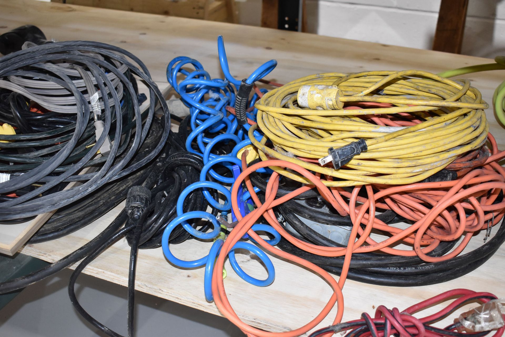 LOT/ ELECTRICAL EXTENSION CORDS - Image 3 of 3