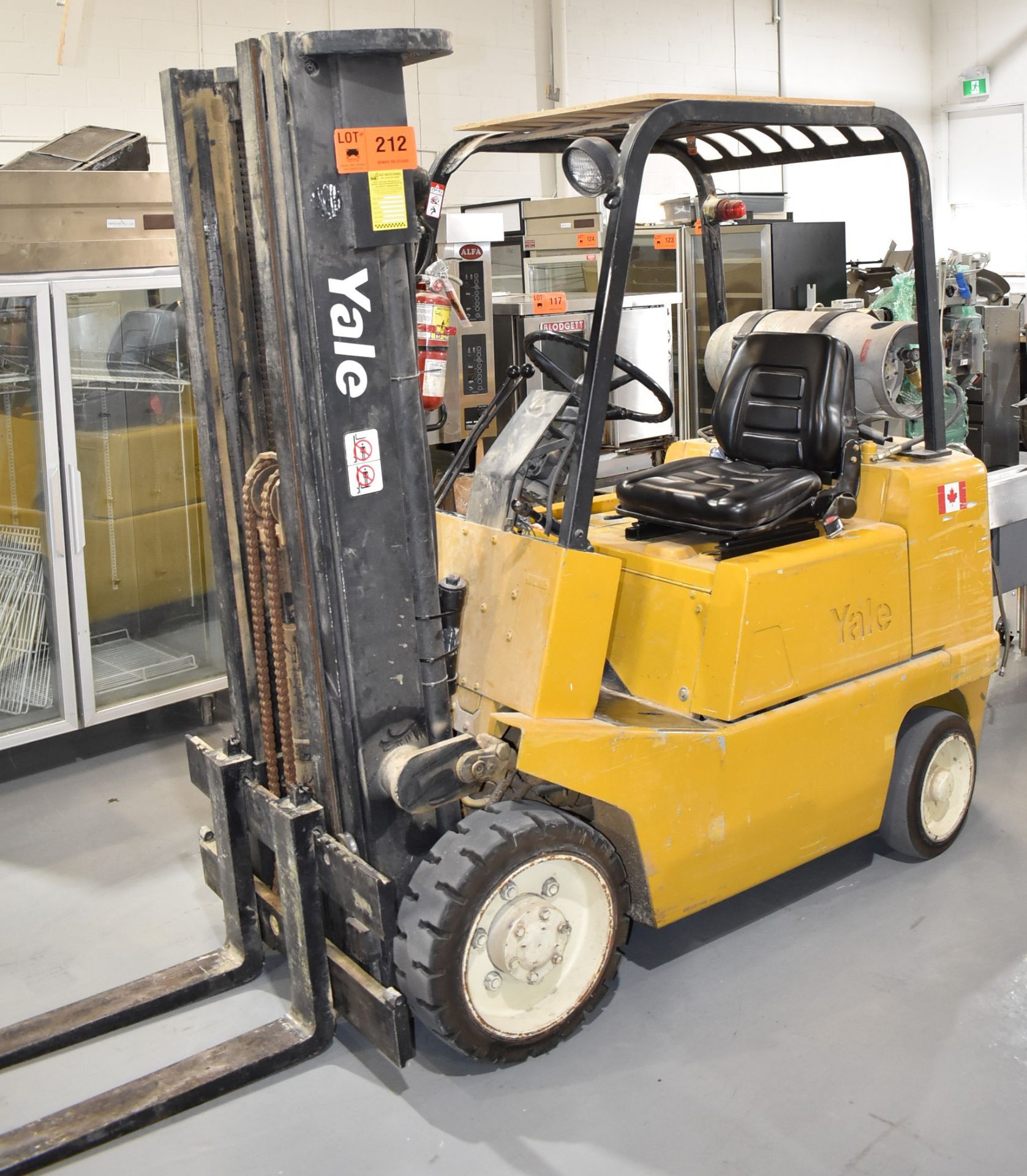 YALE GLC050PCJUAE083 5,000 LB CAPACITY LPG FORKLIFT WITH 190" MAX. VERTICAL REACH, CUSHION TIRES, - Image 3 of 15