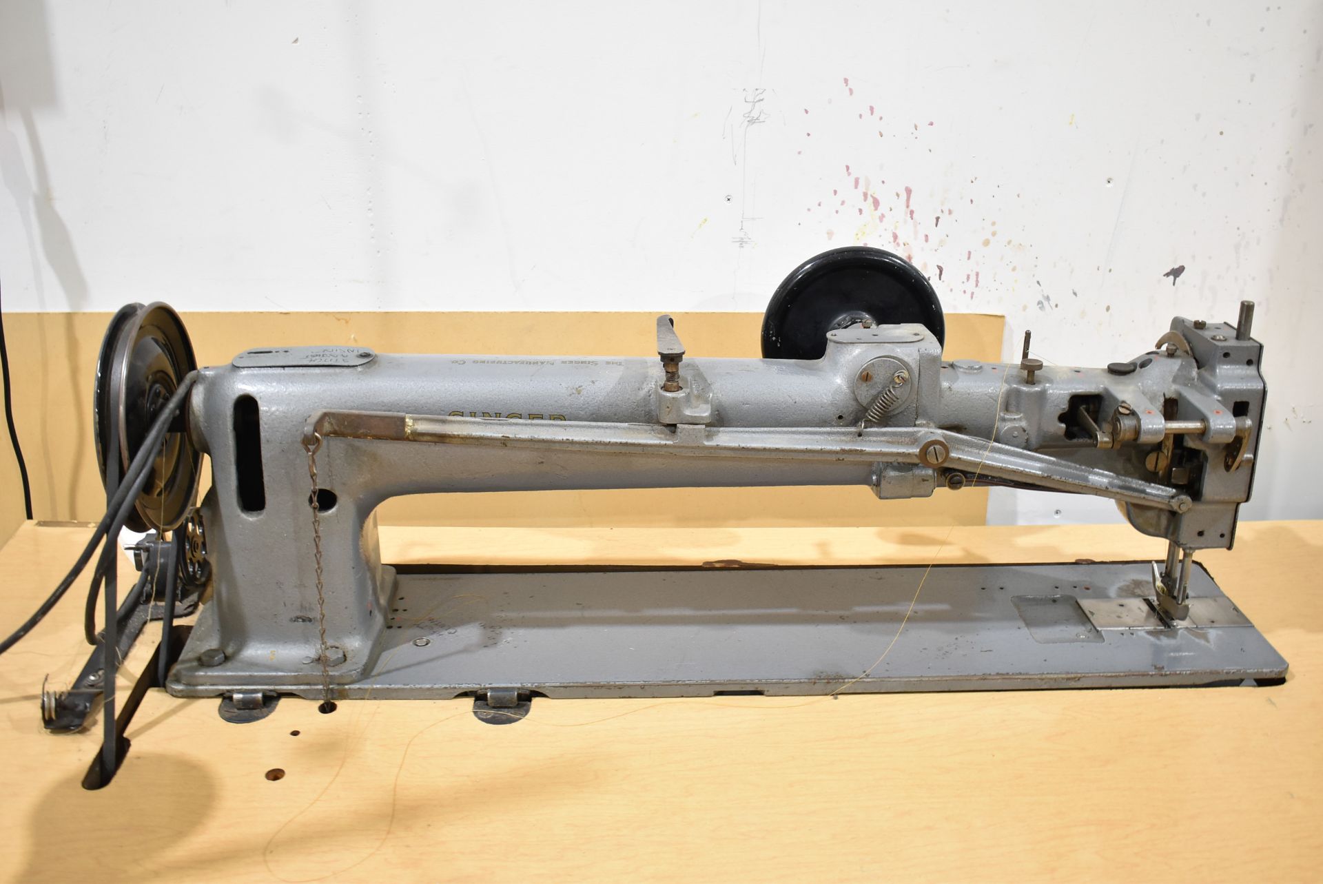 SINGER I44W305 SEWING MACHINE WITH TABLE, S/N N/A [RIGGING FEES FOR LOT #185 - $75 CAD PLUS - Image 2 of 4