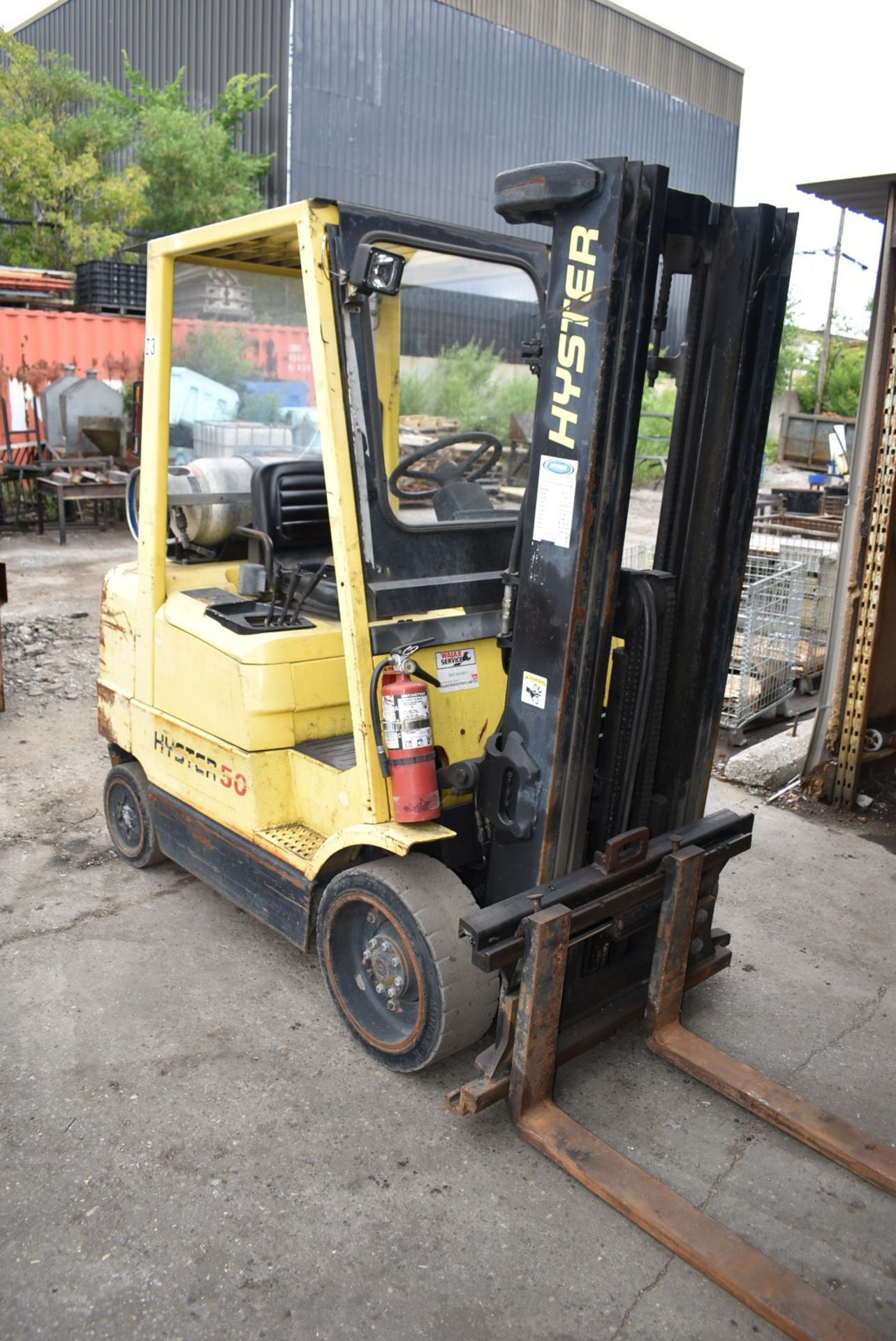 HYSTER S50XM 5,000 LB. CAPACITY LPG FORKLIFT WITH 189" MAX. LIFT HEIGHT, 3-STAGE MAST, SIDE SHIFT, - Image 5 of 16