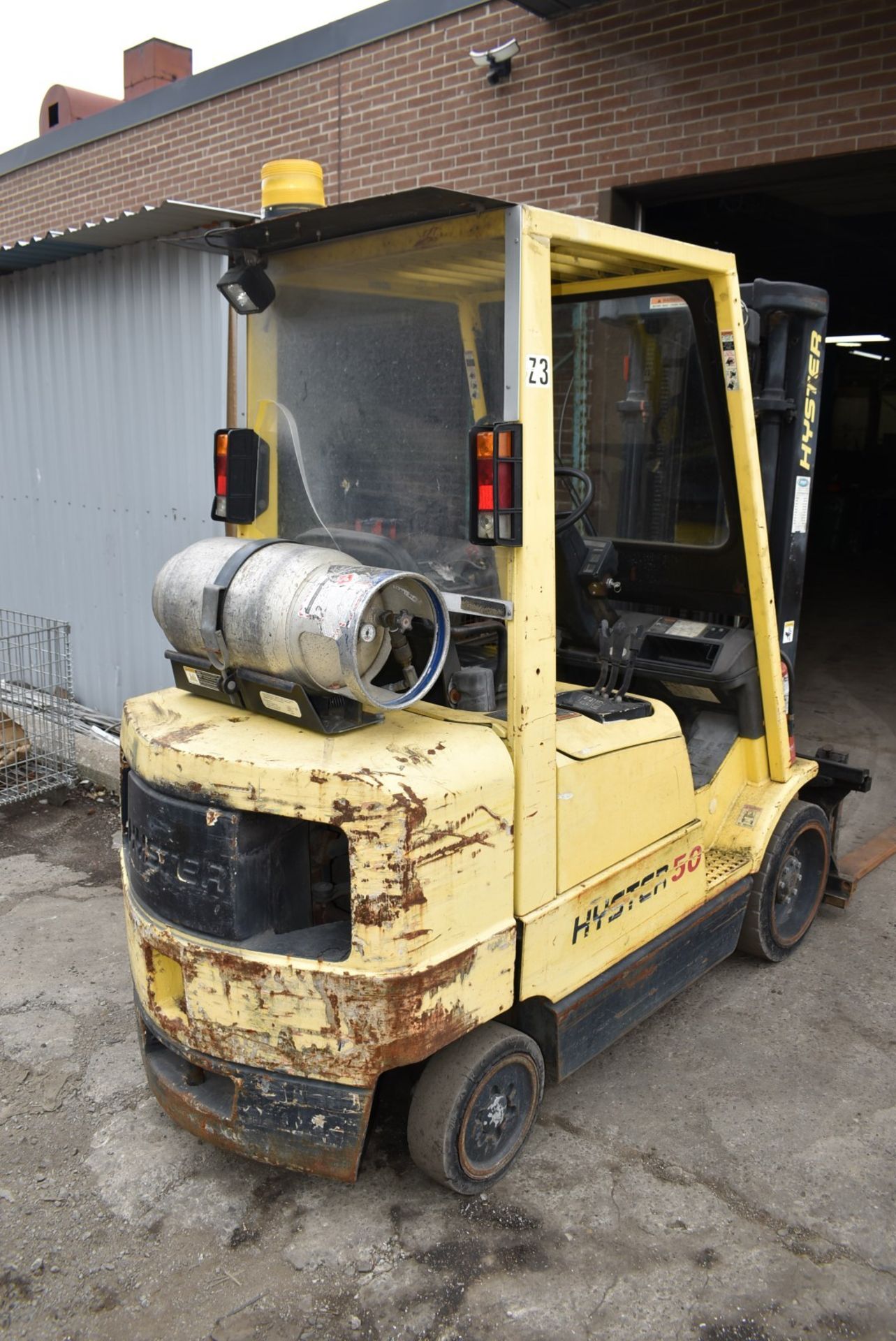 HYSTER S50XM 5,000 LB. CAPACITY LPG FORKLIFT WITH 189" MAX. LIFT HEIGHT, 3-STAGE MAST, SIDE SHIFT, - Image 6 of 16