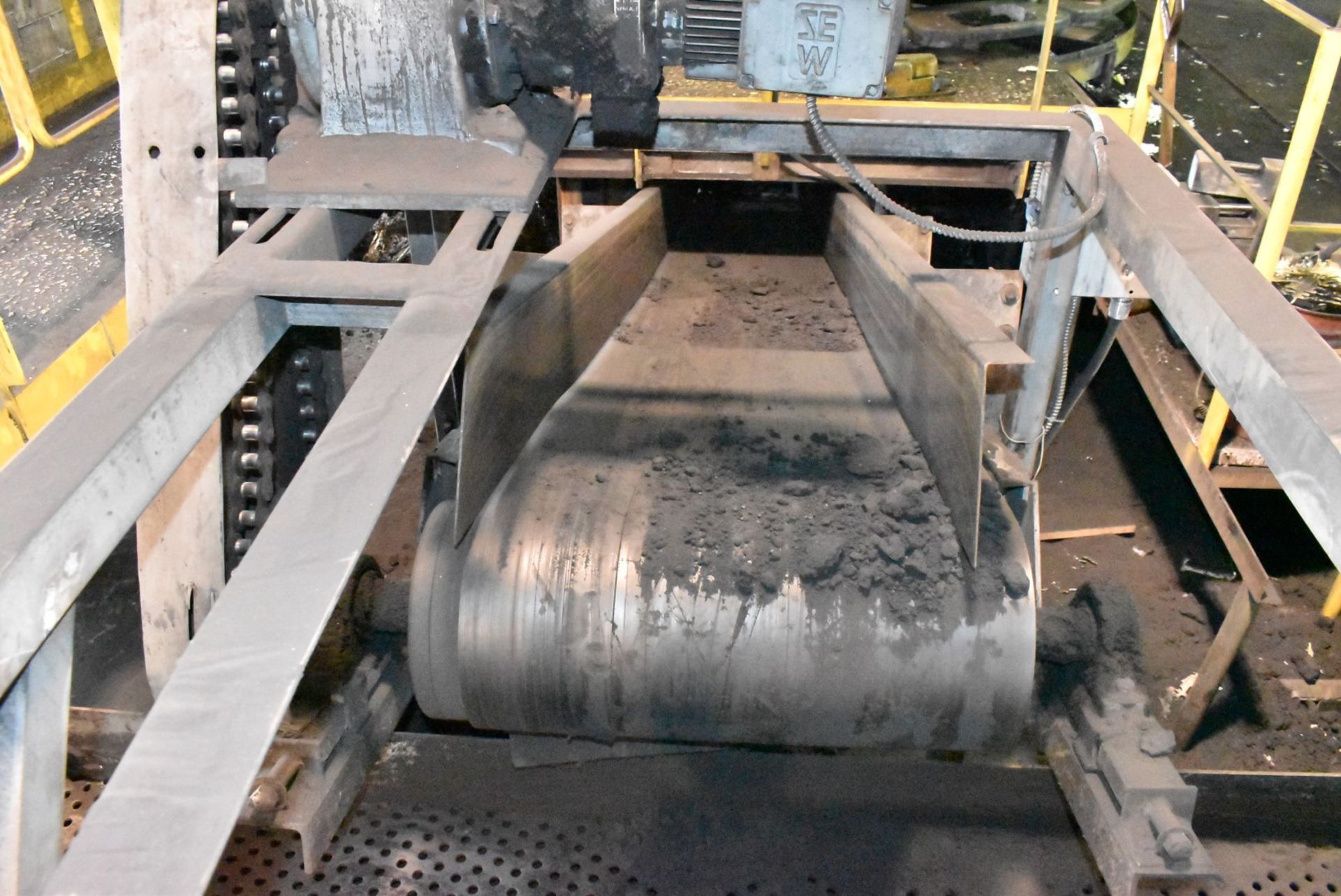 MFG UNKNOWN 29" X 18' INCLINED TRANSFER BELT CONVEYOR, S/N N/A (CI) [RIGGING FEES FOR LOT #26 - $620 - Image 2 of 7