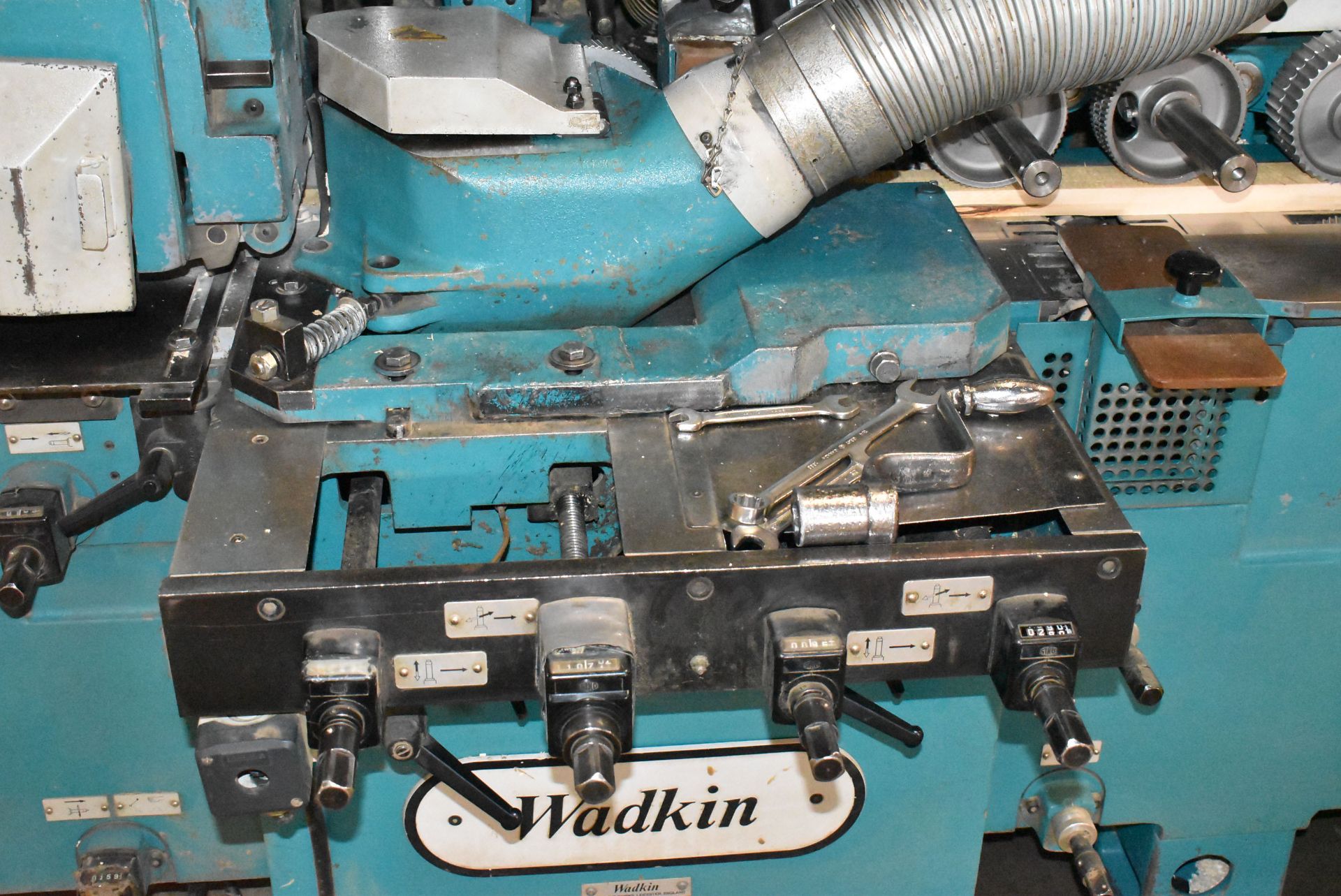 WADKIN GA220/5 MOULDER WITH 9.06" X 5.12" MAX. WORKPIECE DIMENSIONS, 6,000 RPM CUTTERBLOCK SPINDLES, - Image 4 of 10