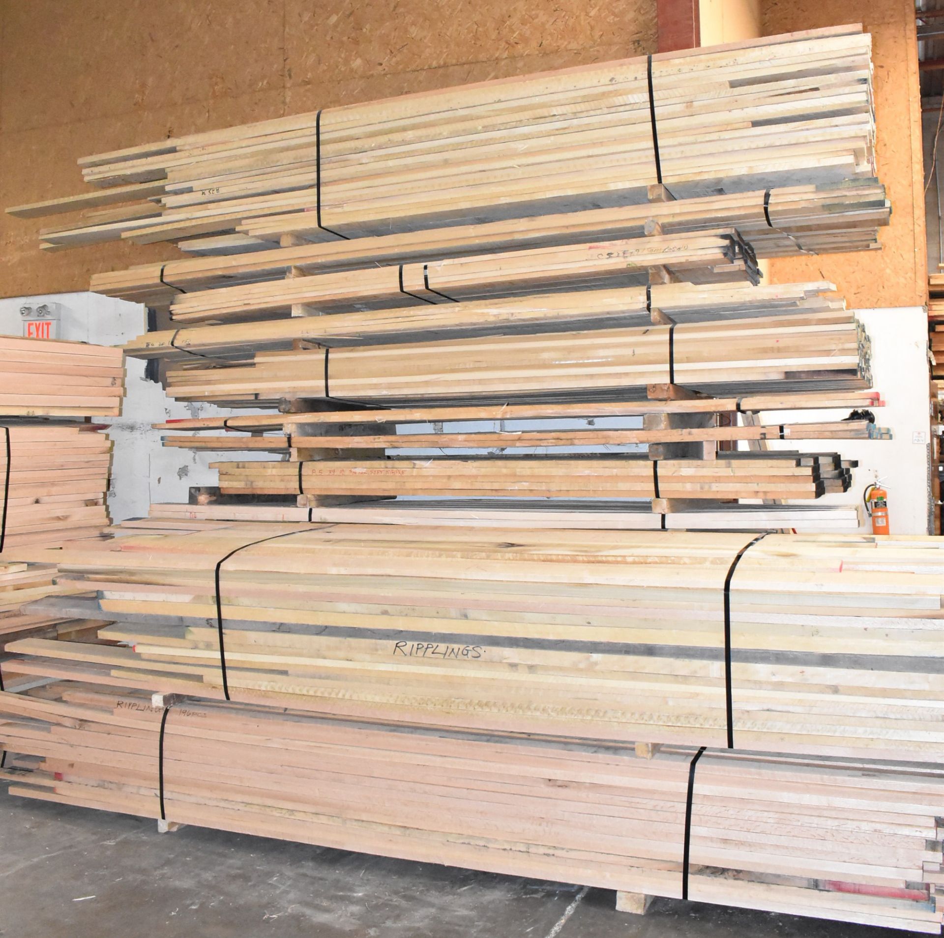 LOT/ VARIOUS DIMENSIONAL LUMBER INCLUDING MAPLE & POPLAR WOOD