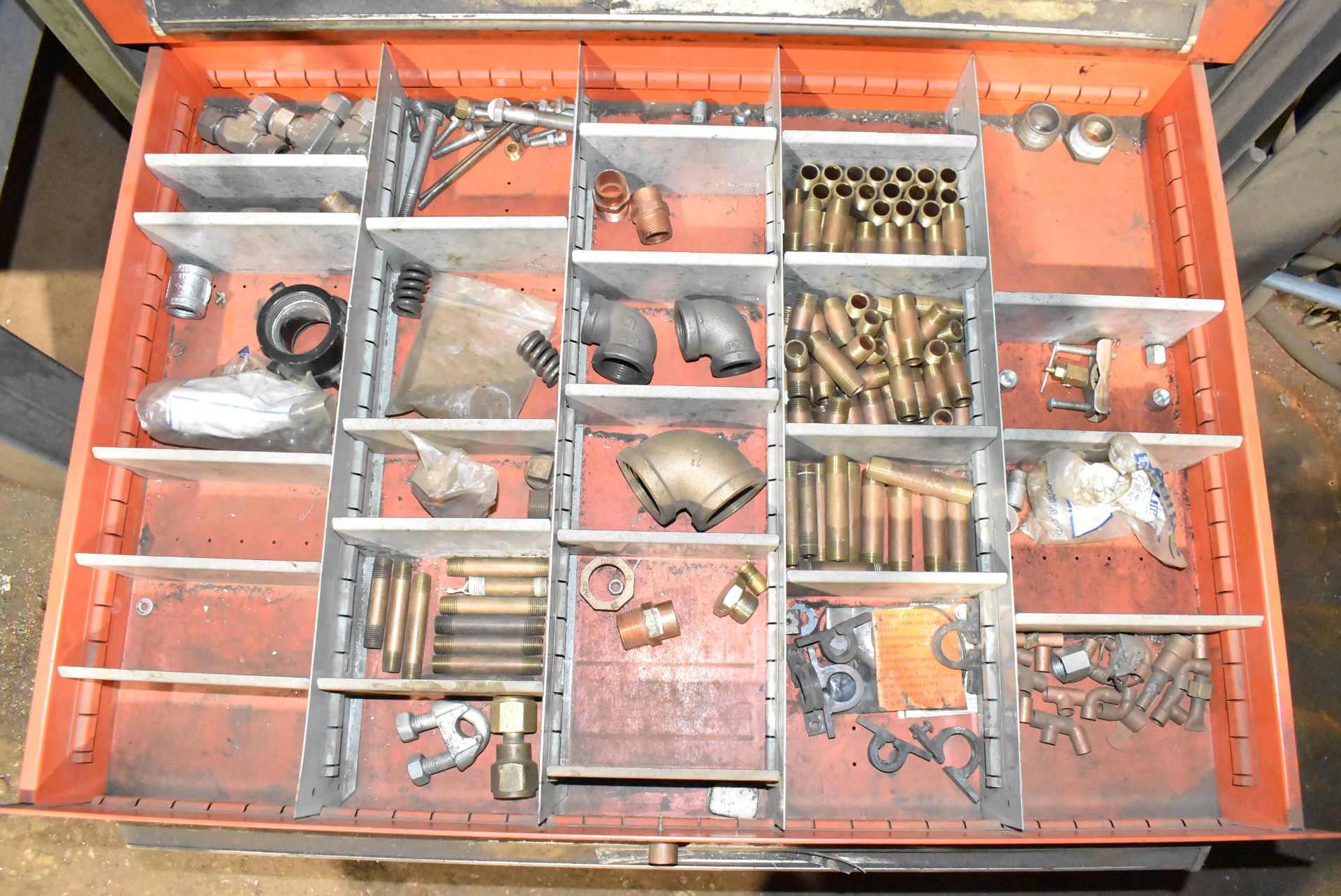 LOT/ CONTENTS OF TOOL CABINET - INCLUDING FITTINGS, FITTING CLAMPS, SPARE PARTS, TAPS & DIES, - Image 13 of 14