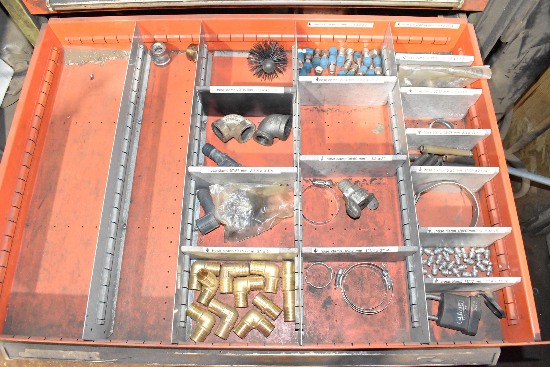 LOT/ CONTENTS OF TOOL CABINET - INCLUDING FITTINGS, FITTING CLAMPS, SPARE PARTS, TAPS & DIES, - Image 11 of 14