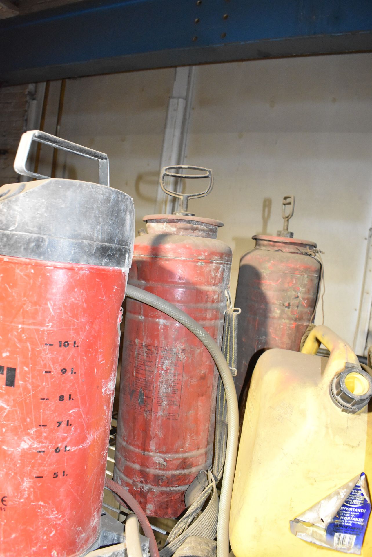 LOT/ PRESSURE SPRAYERS, DIESEL FUEL CAN, HYDRAULIC HOSES - Image 4 of 4