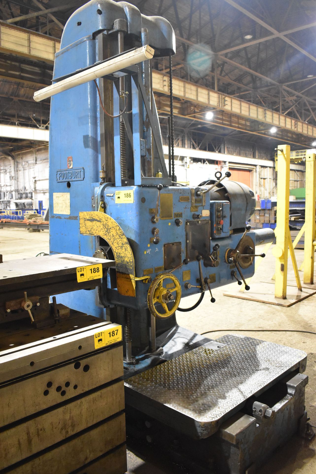 FOOTBURT TRAVELING COLUMN HORIZONTAL MILLING MACHINE WITH TRAVELS: X - 86"; Z - 63", SPEEDS TO 400