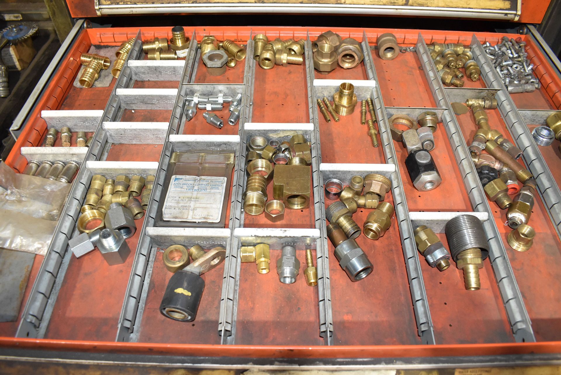 LOT/ CONTENTS OF TOOL CABINET - INCLUDING FITTINGS, FITTING CLAMPS, SPARE PARTS, TAPS & DIES, - Image 5 of 14