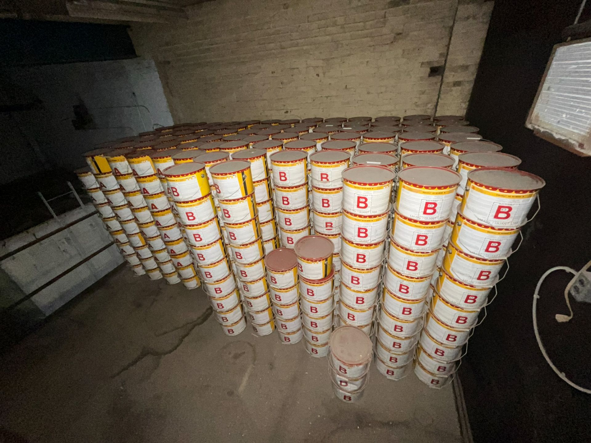 LOT/ SKID OF SIKADUR 32 HI-MOD A & B STRUCTURAL EPOXY ADHESIVE [RIGGING FEES FOR LOT #665A - $30 USD