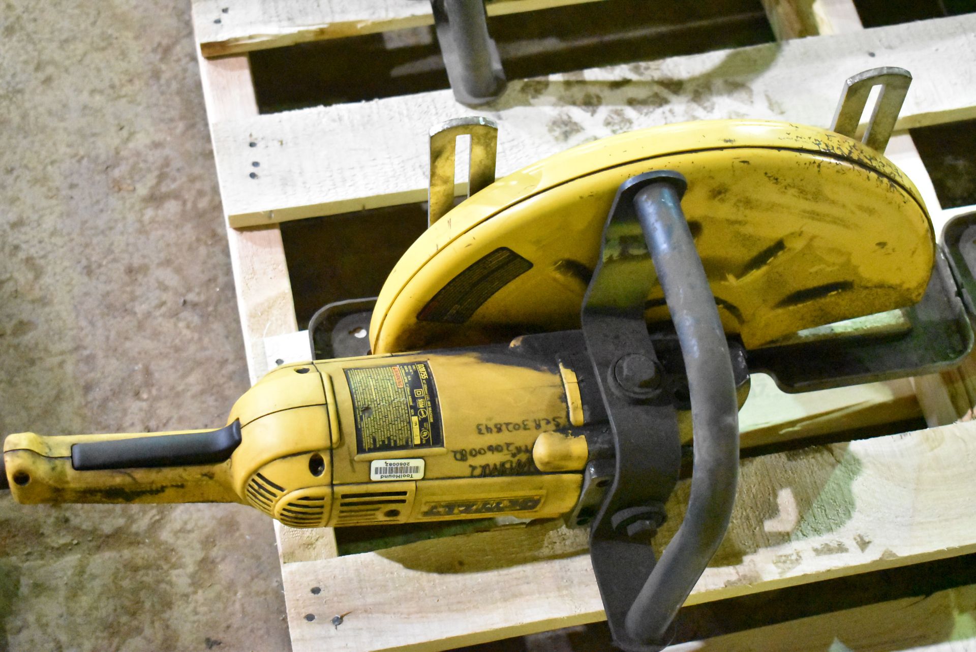 DEWALT 14" ELECTRIC HANDHELD ABRASIVE CUT OFF SAW - Image 2 of 3