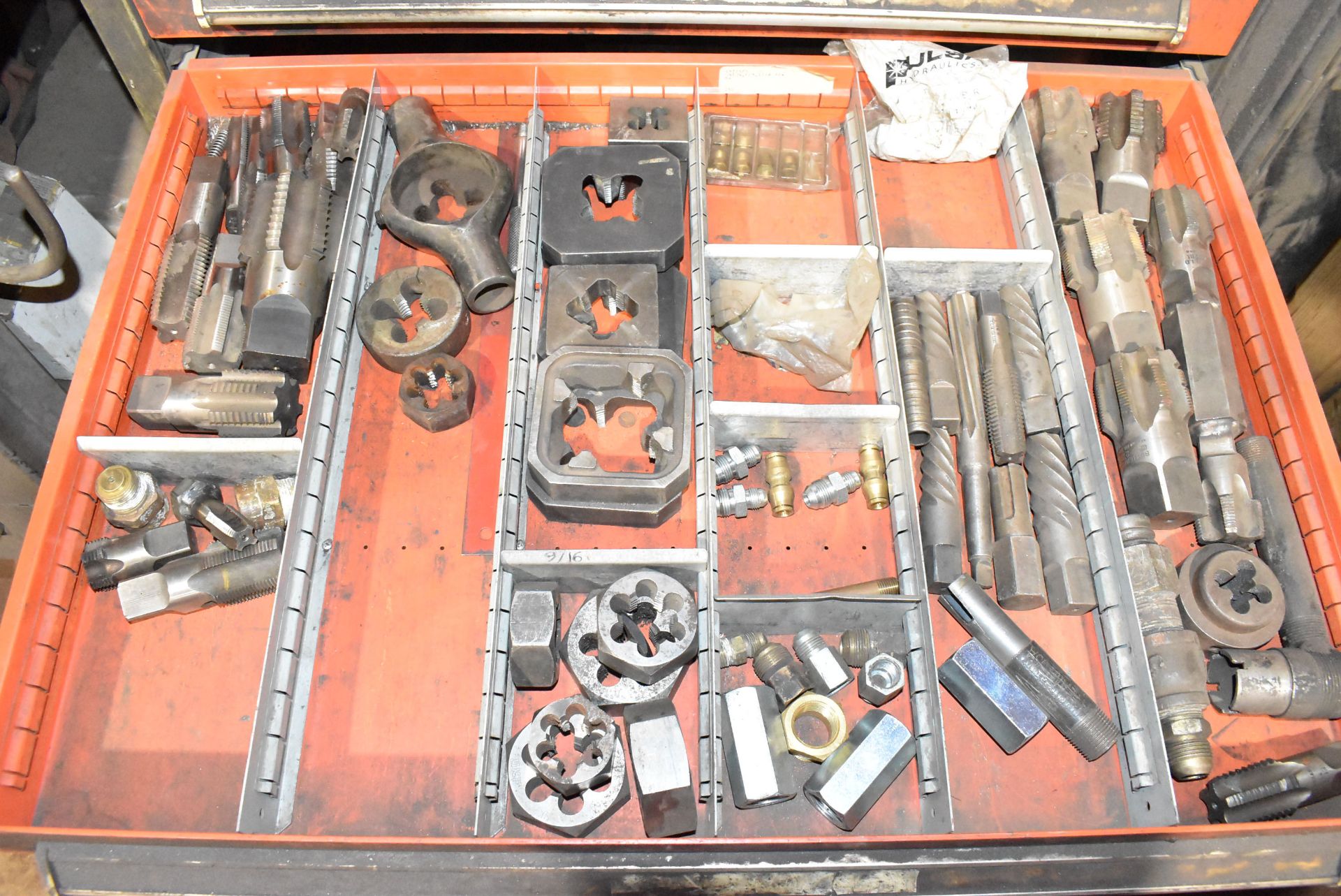LOT/ CONTENTS OF TOOL CABINET - INCLUDING FITTINGS, FITTING CLAMPS, SPARE PARTS, TAPS & DIES, - Image 10 of 14