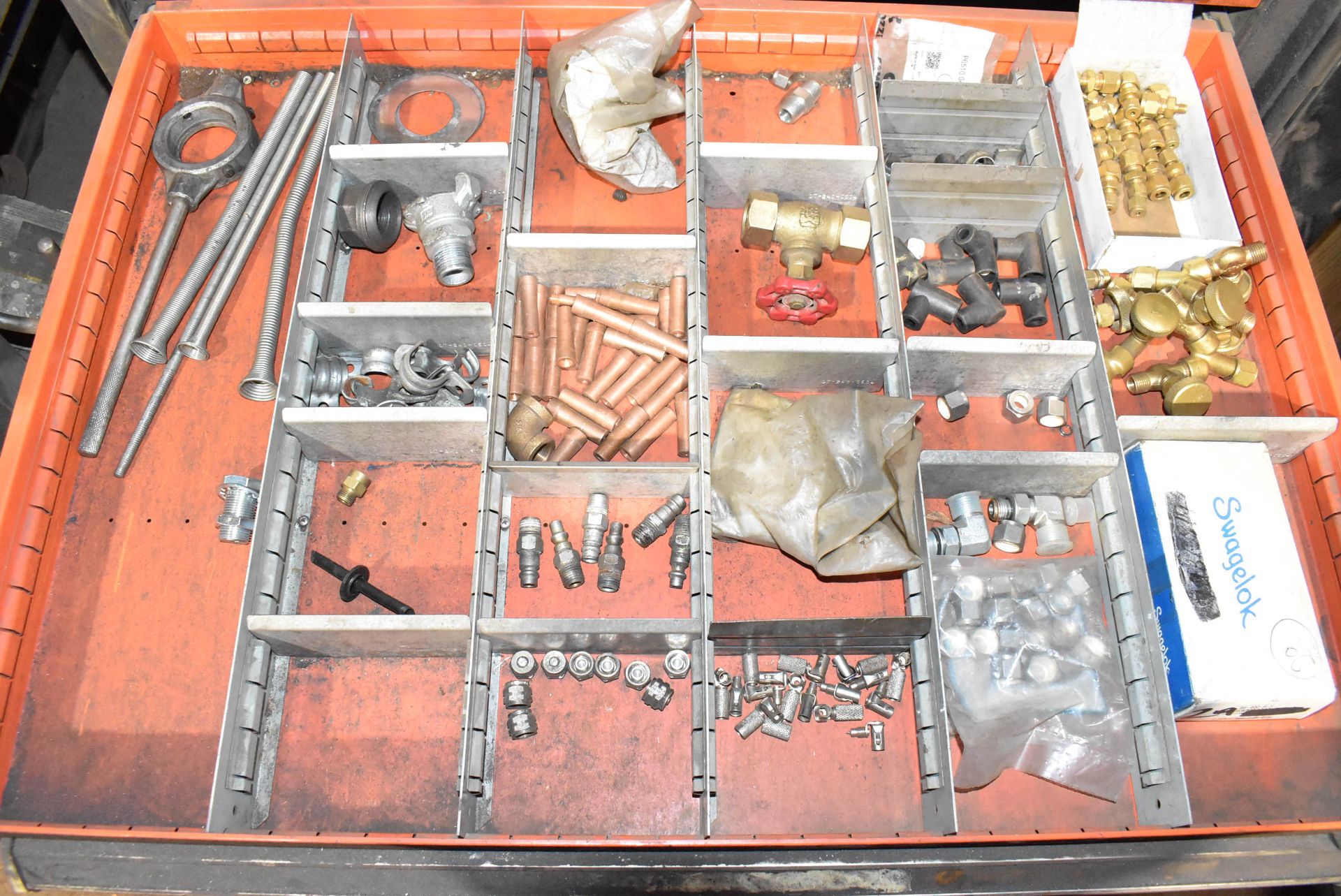 LOT/ CONTENTS OF TOOL CABINET - INCLUDING FITTINGS, FITTING CLAMPS, SPARE PARTS, TAPS & DIES, - Image 9 of 14