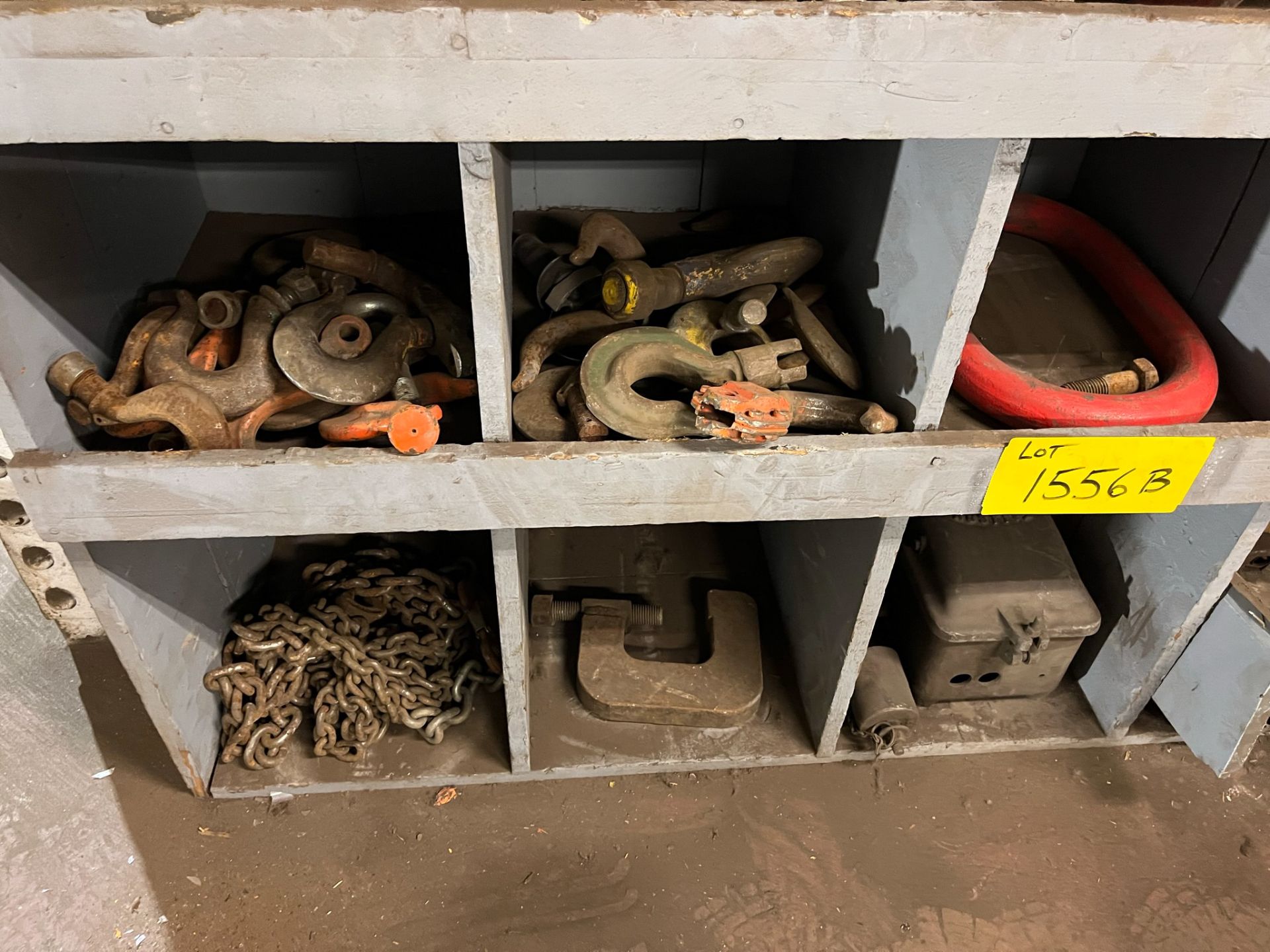 LOT/ CONTENTS OF CABINET - INCLUDING LIFTING HOOKS, MASTER LINKS, CHAINS, ELECTRIC MOTORS - Image 2 of 12