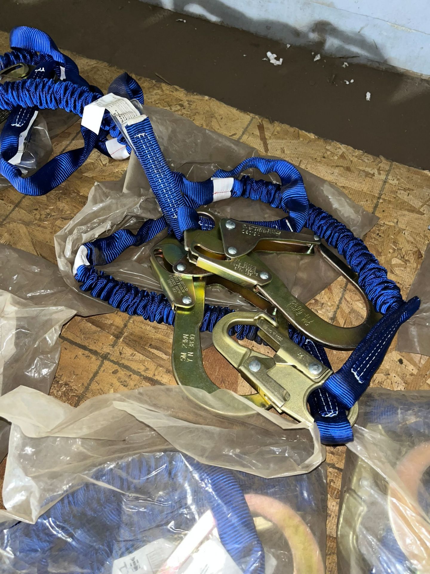 LOT/ (11) NORGUARD FALL ARREST DOUBLE LANYARDS [RIGGING FEES FOR LOT #1552 - $30 USD PLUS APPLICABLE - Image 2 of 3
