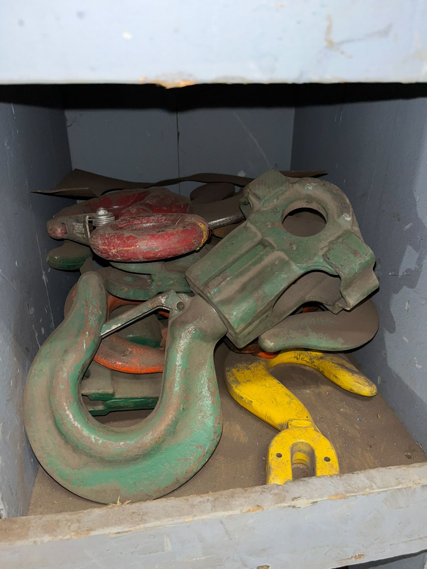 LOT/ CONTENTS OF CABINET - INCLUDING LIFTING HOOKS, MASTER LINKS, CHAINS, ELECTRIC MOTORS - Image 10 of 12