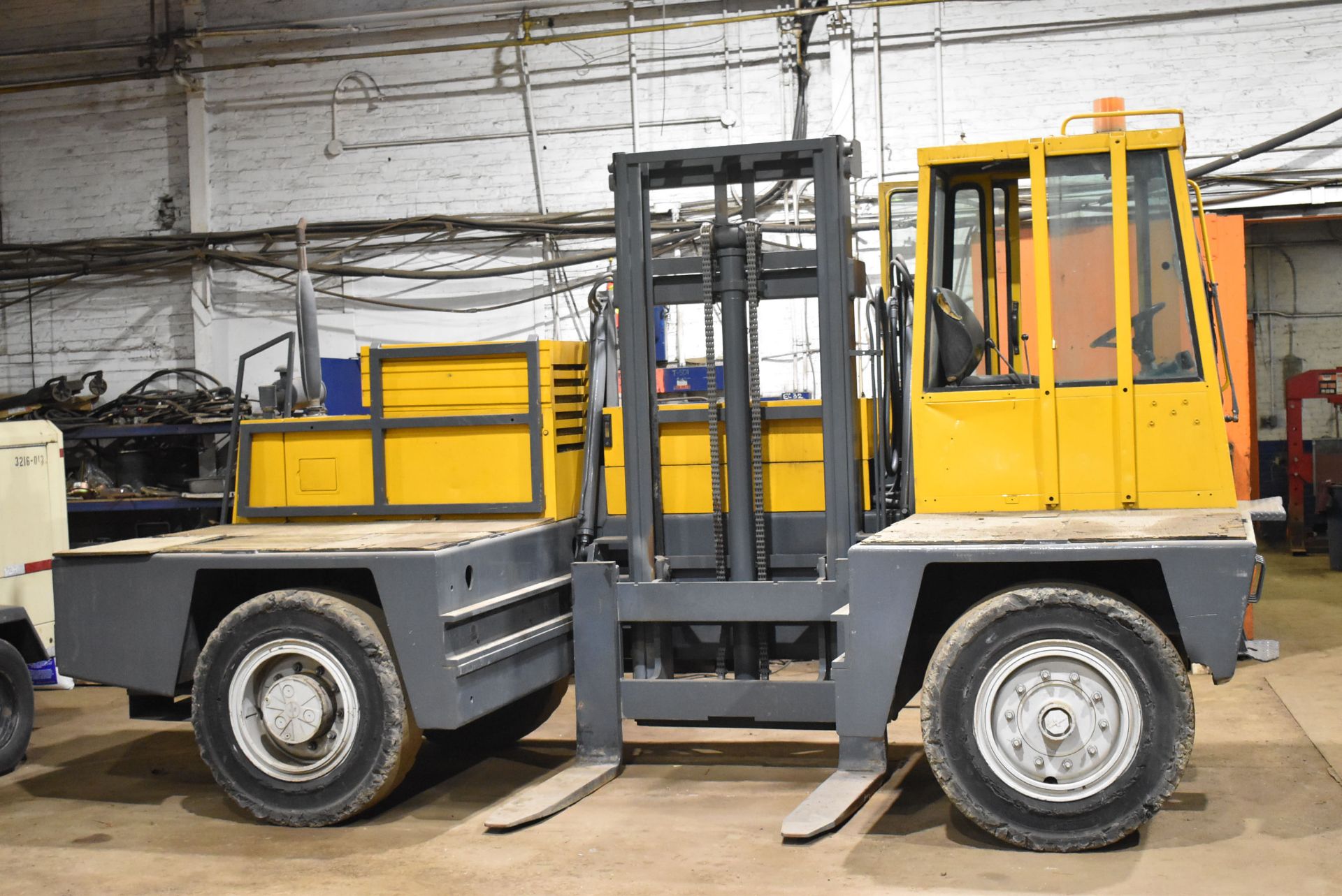 BAUMANN AS60/12/40 13,600 LB. CAPACITY DIESEL SIDE LOADER FORKLIFT WITH 60" MAX. LIFT HEIGHT, SINGLE - Image 2 of 17